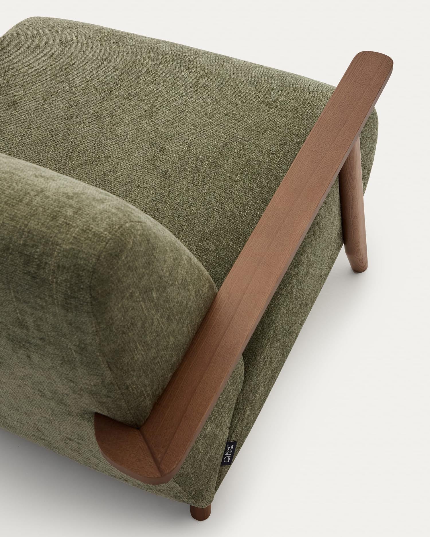 Entdecken Sie den Meghan Sessel: Luxuriöser grüner Chenille-Stoff, robustes Eschenholz und nachhaltiges Nussholzfinish – ideal für stilvolle Wohnräume.