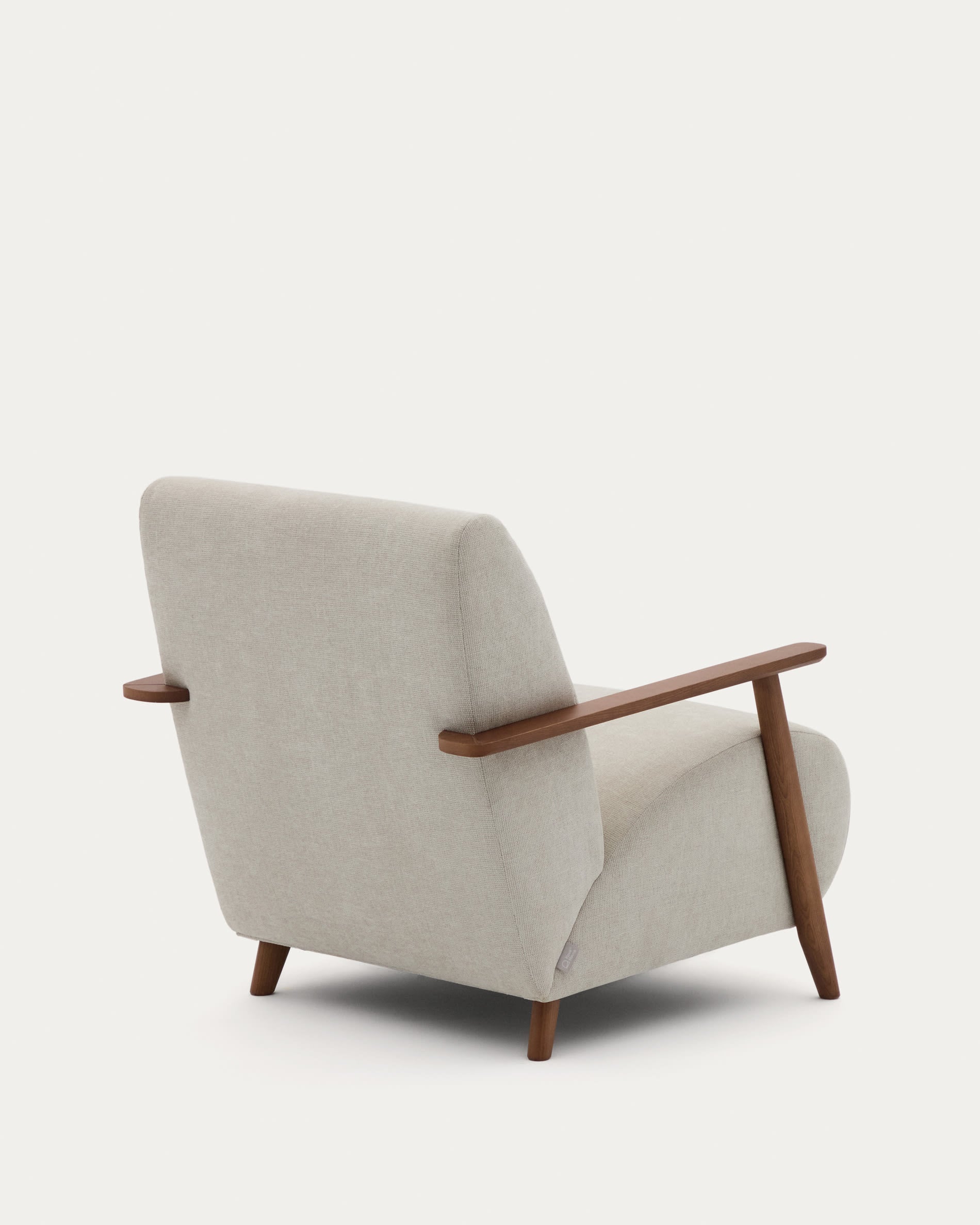 Stilvoller Meghan Sessel aus perlfarbenem Chenille, Eschenholz mit edlem Nussholzfinish, FSC-zertifiziert von Kave Home.