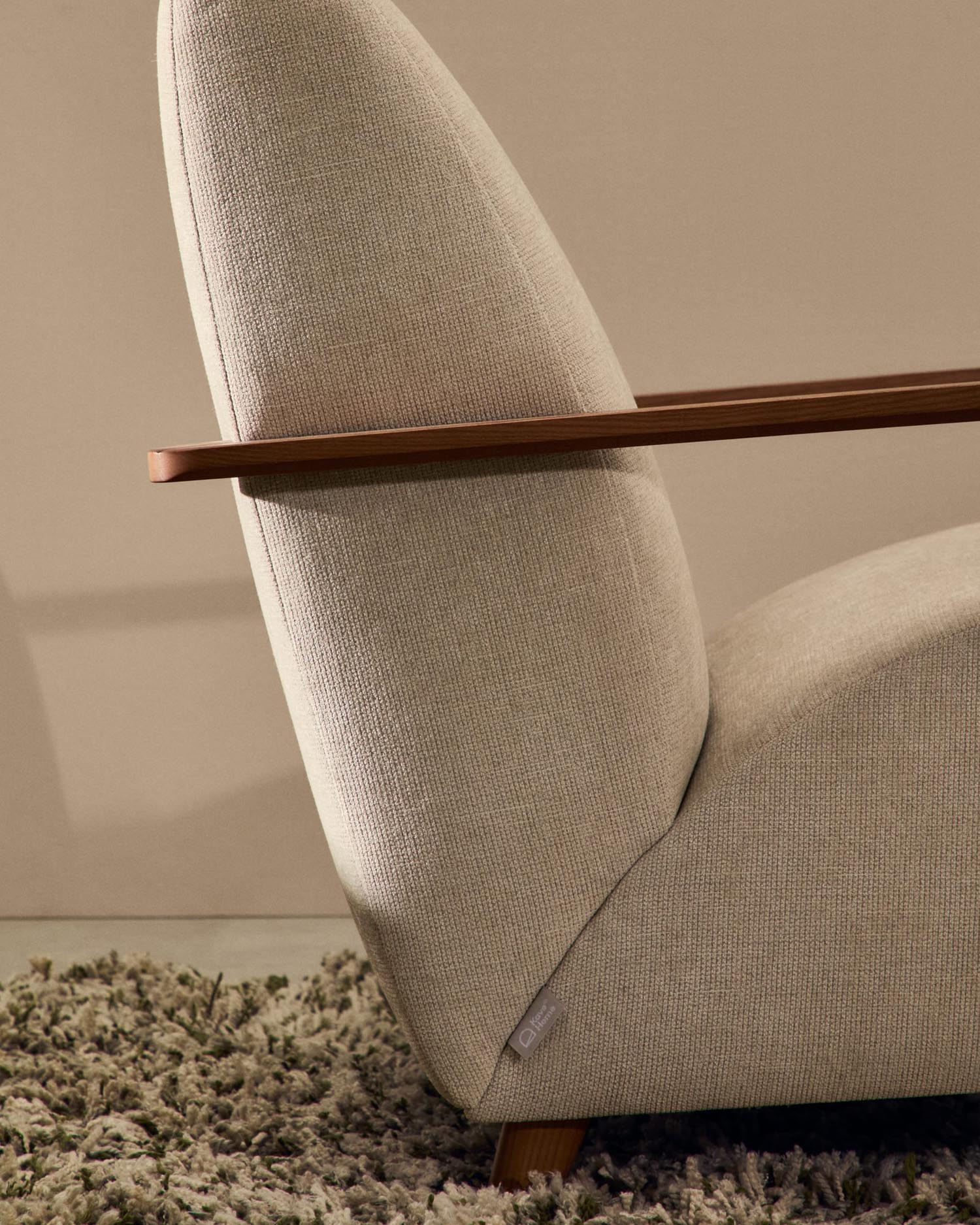 Eleganter Meghan Sessel aus perlfarbenem Chenille, Eschenholz mit Nussholzfinish, FSC-zertifiziert, von Kave Home.