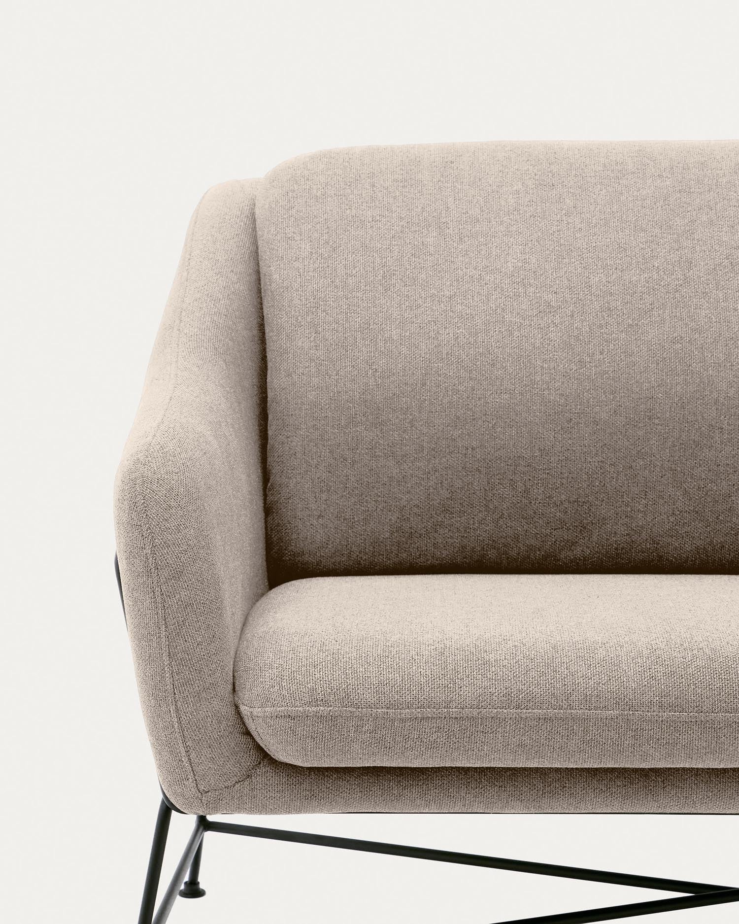 Stilvolles Brida 2-Sitzer-Sofa in zeitlosem Beige, 128 cm, mit stabilen Stahlbeinen in Schwarz – perfekt für kleine Räume und modernen Komfort.