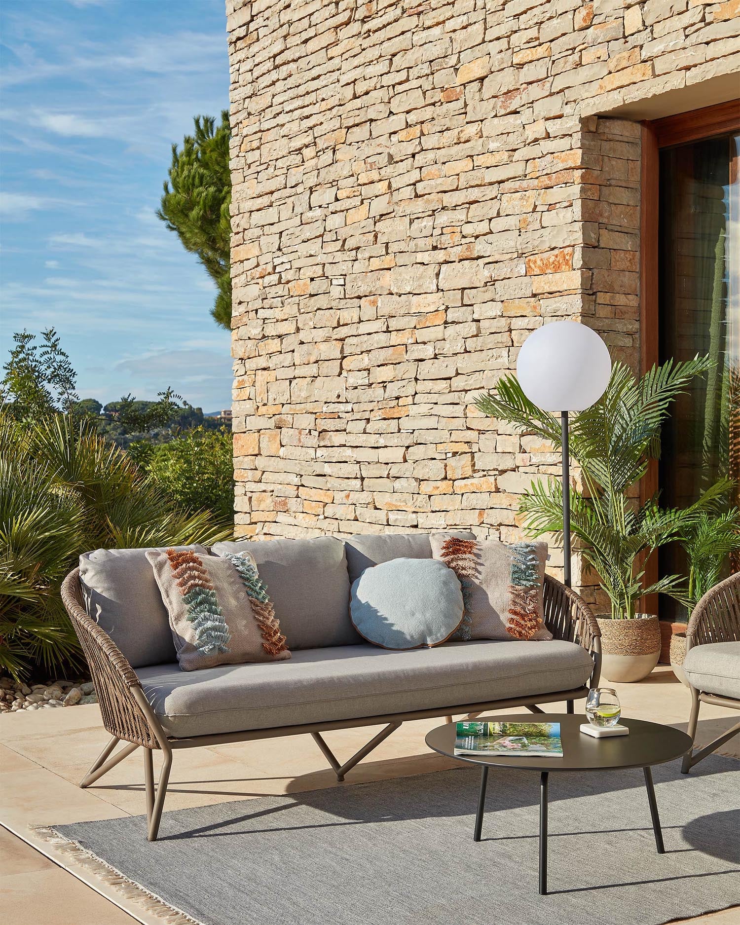 Stilvolles Branzie 3-Sitzer-Sofa von Kave Home, 180 cm, aus robustem, wetterfestem Seil. Ideal für entspannte Stunden drinnen und draußen.