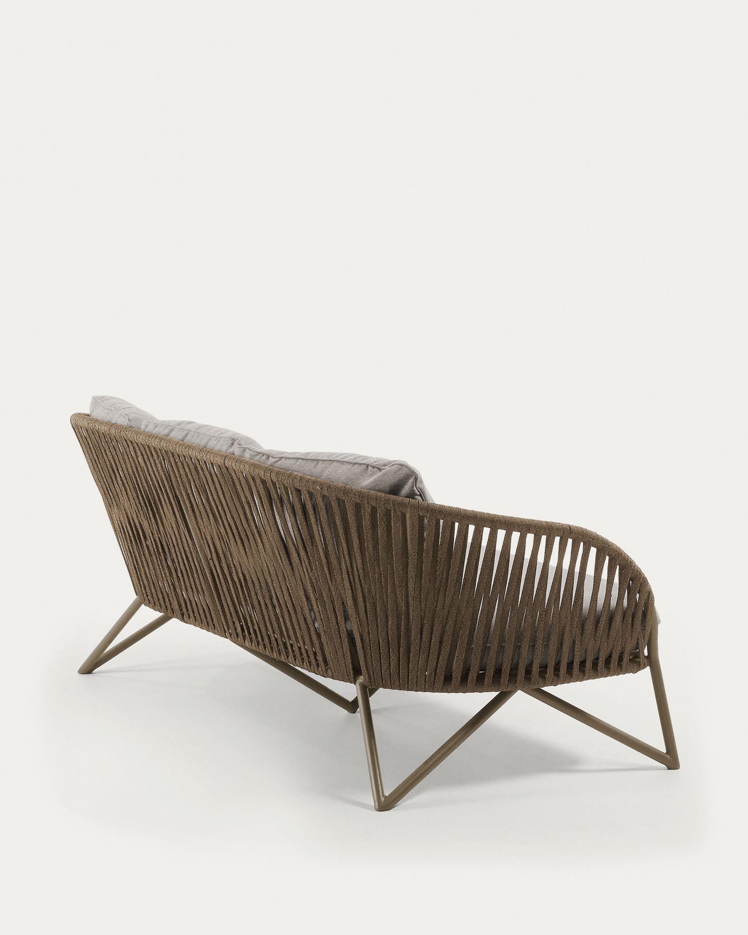 Das Branzie 3-Sitzer-Sofa von Kave Home kombiniert braunes Seil und modernes Design für stilvolle Entspannung.