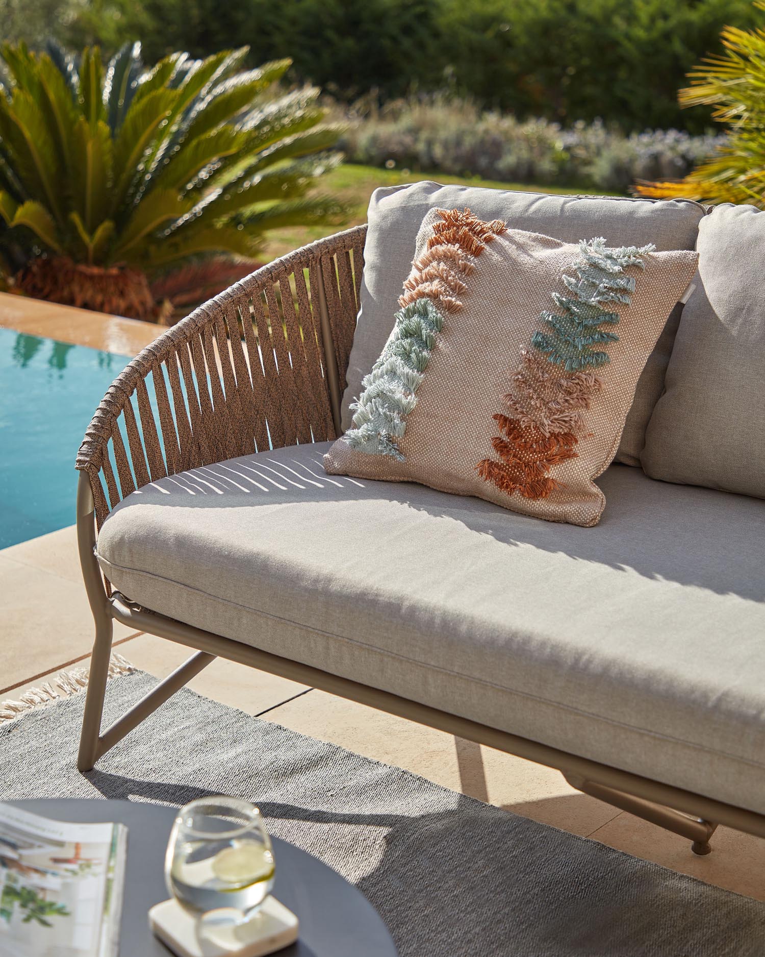 Das Branzie 3-Sitzer-Sofa von Kave Home kombiniert braunes Seil und modernes Design für stilvolle Entspannung.