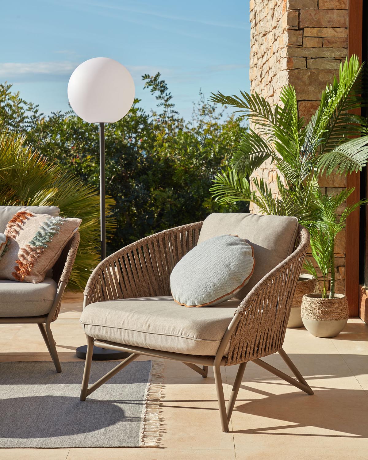 Branzie Sessel: Stilvoller Outdoor-Komfort aus braunem Seil.