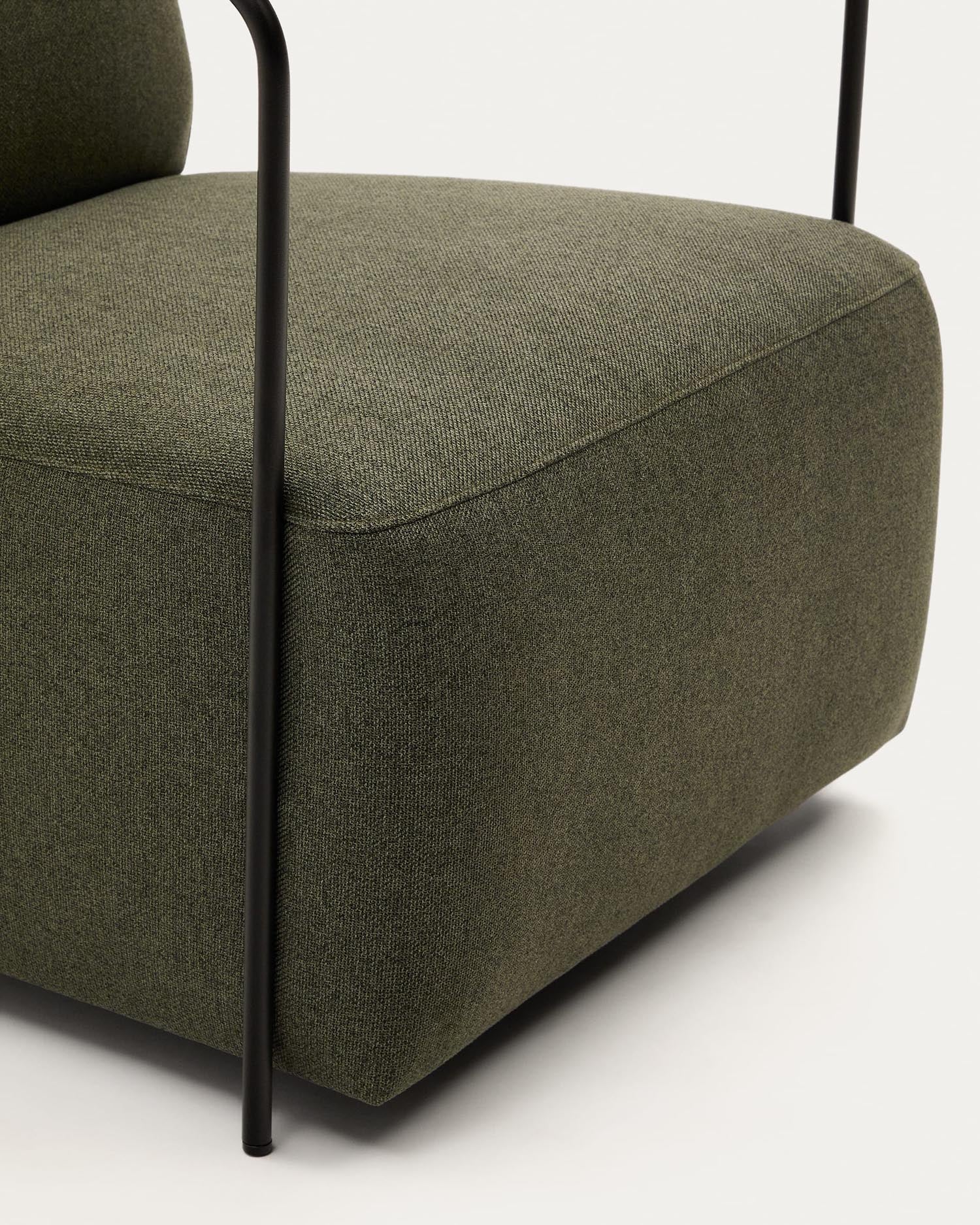 Stylischer Gamer-Sessel in lebhaftem Grün und robustem Metall, ideal für entspannte Gaming-Sessions und modernes Wohndesign.