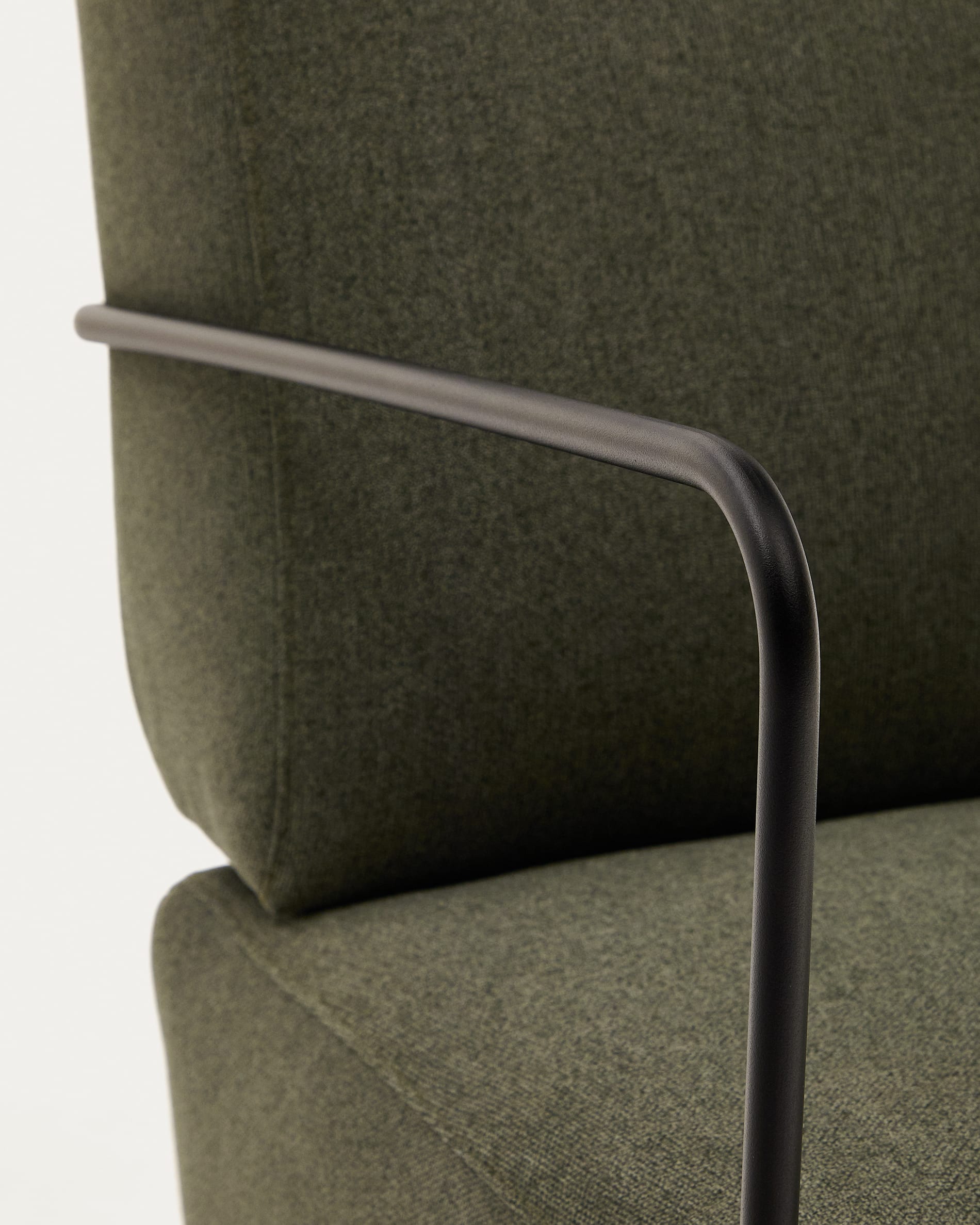 Stylischer Gamer-Sessel in lebhaftem Grün und robustem Metall, ideal für modernes Wohnen und entspannte Gaming-Abende.