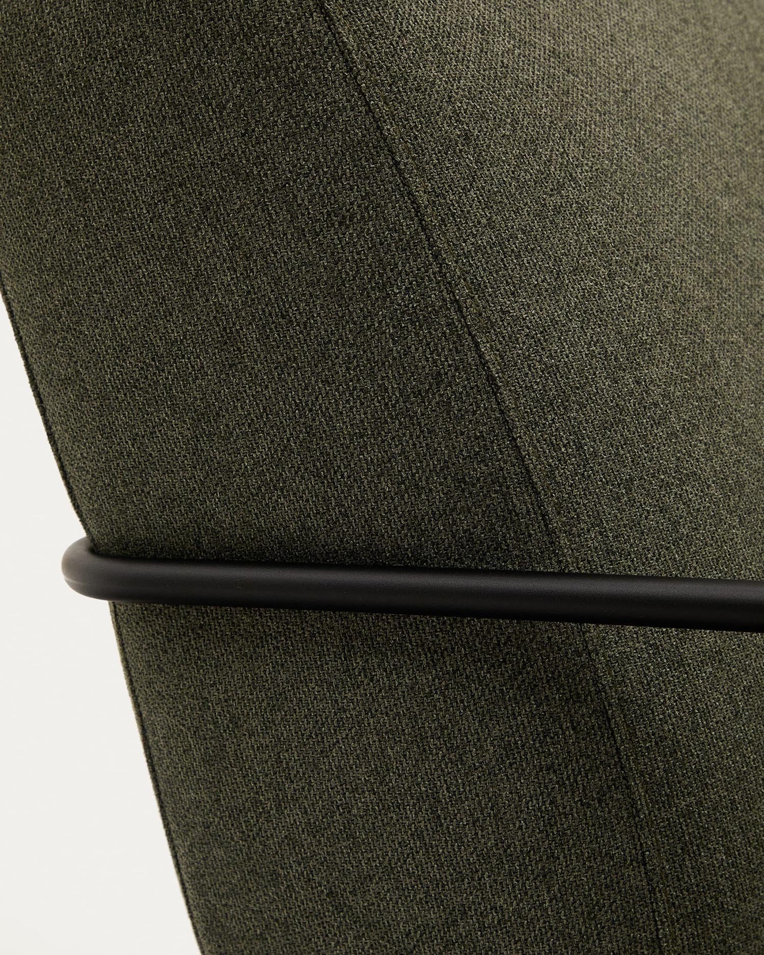 Moderner Gamer-Sessel in frischem Grün und mattschwarzem Metall, vereint Komfort und Stil für Ihr Zuhause und Gaming-Setup.