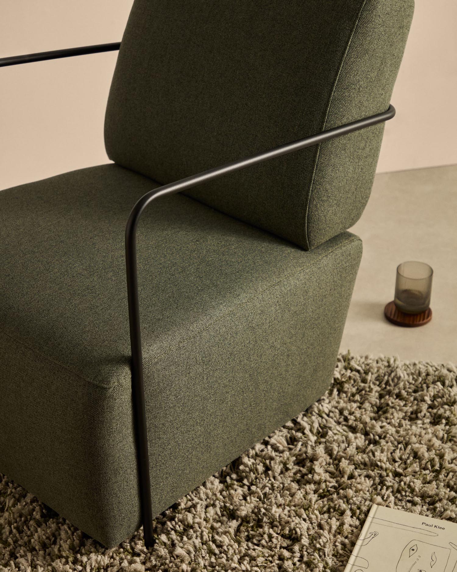 Stylischer Gaming-Sessel in Grün mit robustem Metallgestell und mattschwarzer Lackierung, ideal für langes und bequemes Spielen.