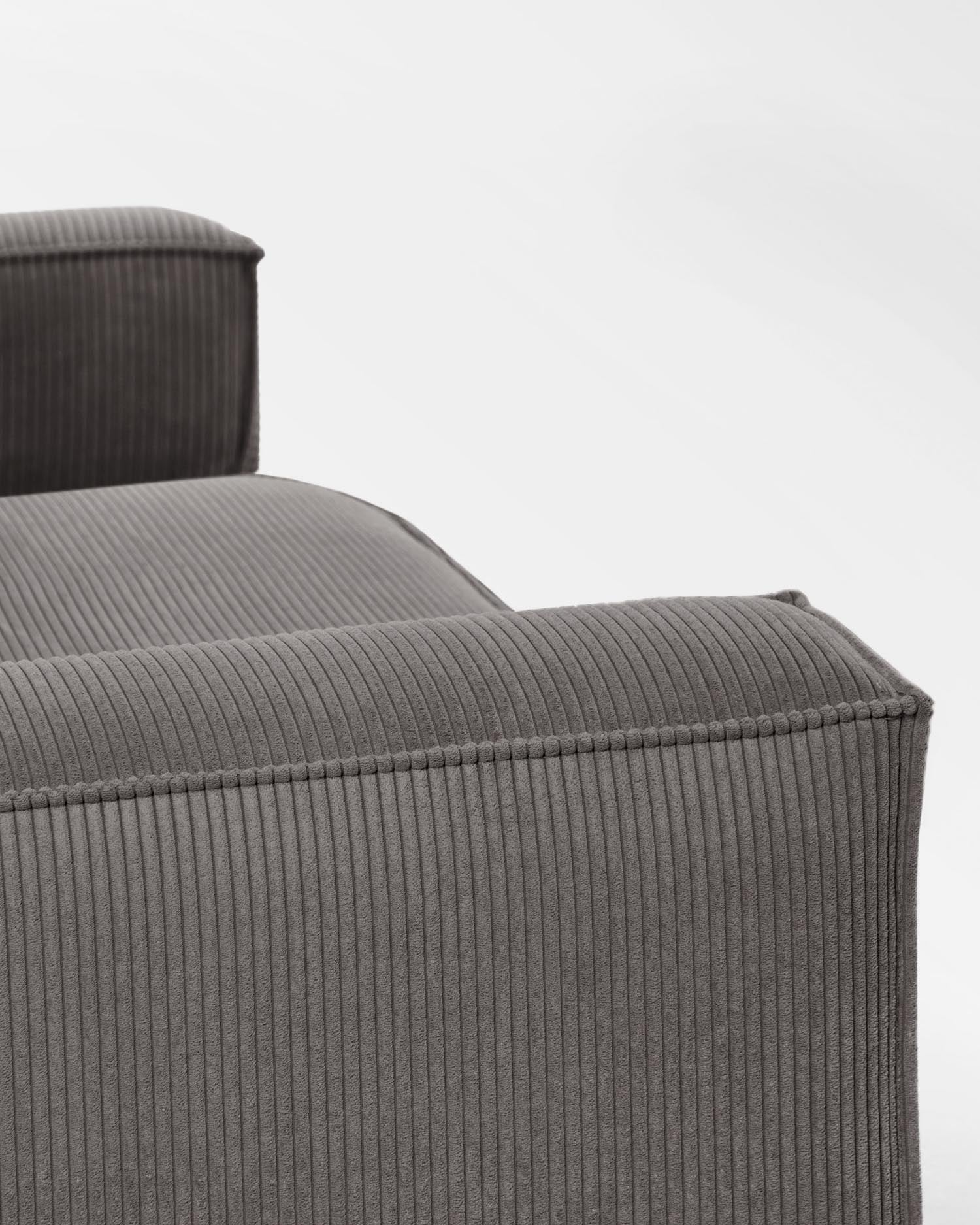 Entdecken Sie das Blok 3-Sitzer-Sofa aus breitem grauem Cord – der Inbegriff von modernem Design und unvergleichlichem Komfort für Ihr Zuhause.