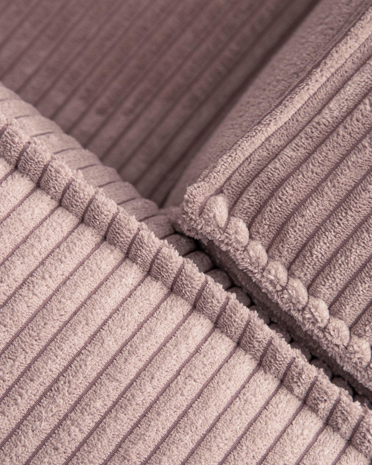 Elegantes 3-Sitzer-Sofa in sanftem Rosa aus hochwertigem Cord, 240 cm – perfekt für stilvolle Wohnräume und entspannte Momente.