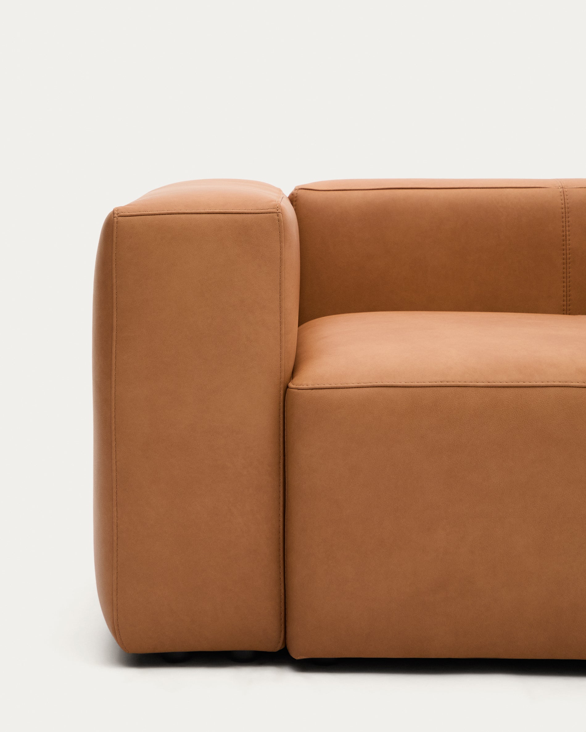 Elegantes 3-Sitzer Sofa Blok aus hochwertigem braunem Leder, 240 cm, ideal für stilvolle Wohnräume und gesellige Abende.