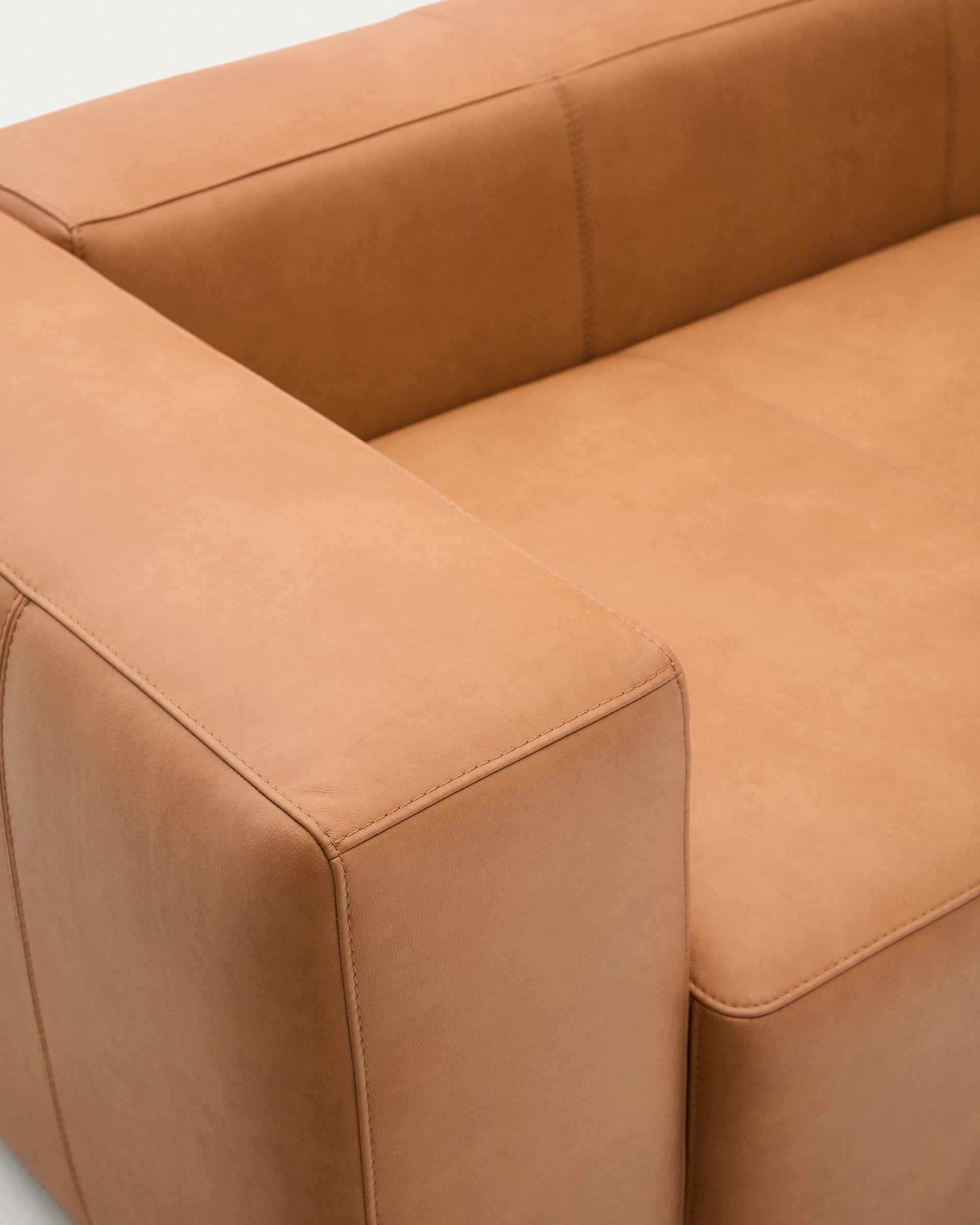 Stilvolles 3-Sitzer Sofa Blok in braunem Leder, 240 cm, perfekt für gemütliche Zusammenkünfte und modernes Wohndesign.