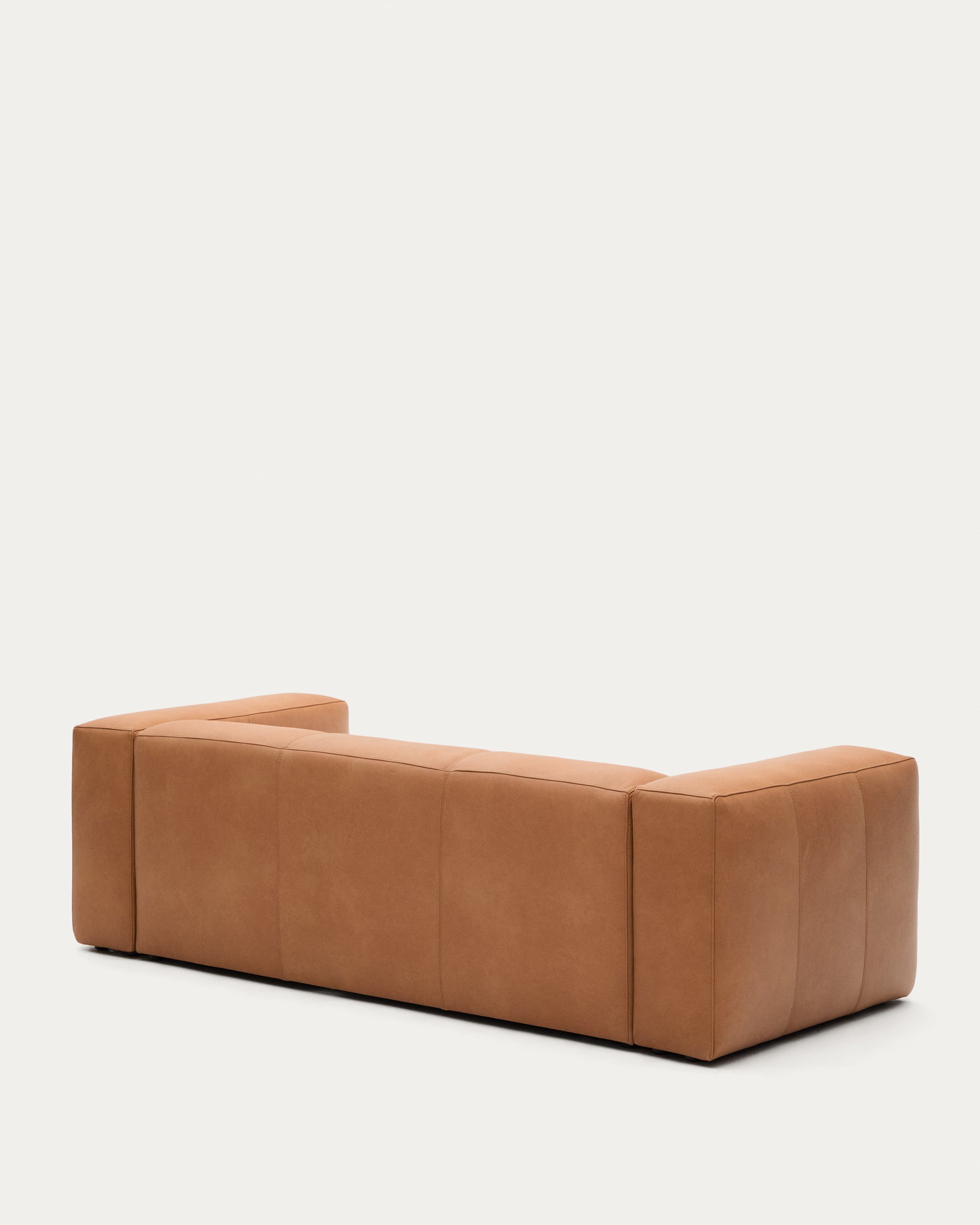 Stilvolles 3-Sitzer Sofa Blok in braunem Leder, 240 cm, perfekt für moderne Wohnzimmer und gemütliche Zusammenkünfte.