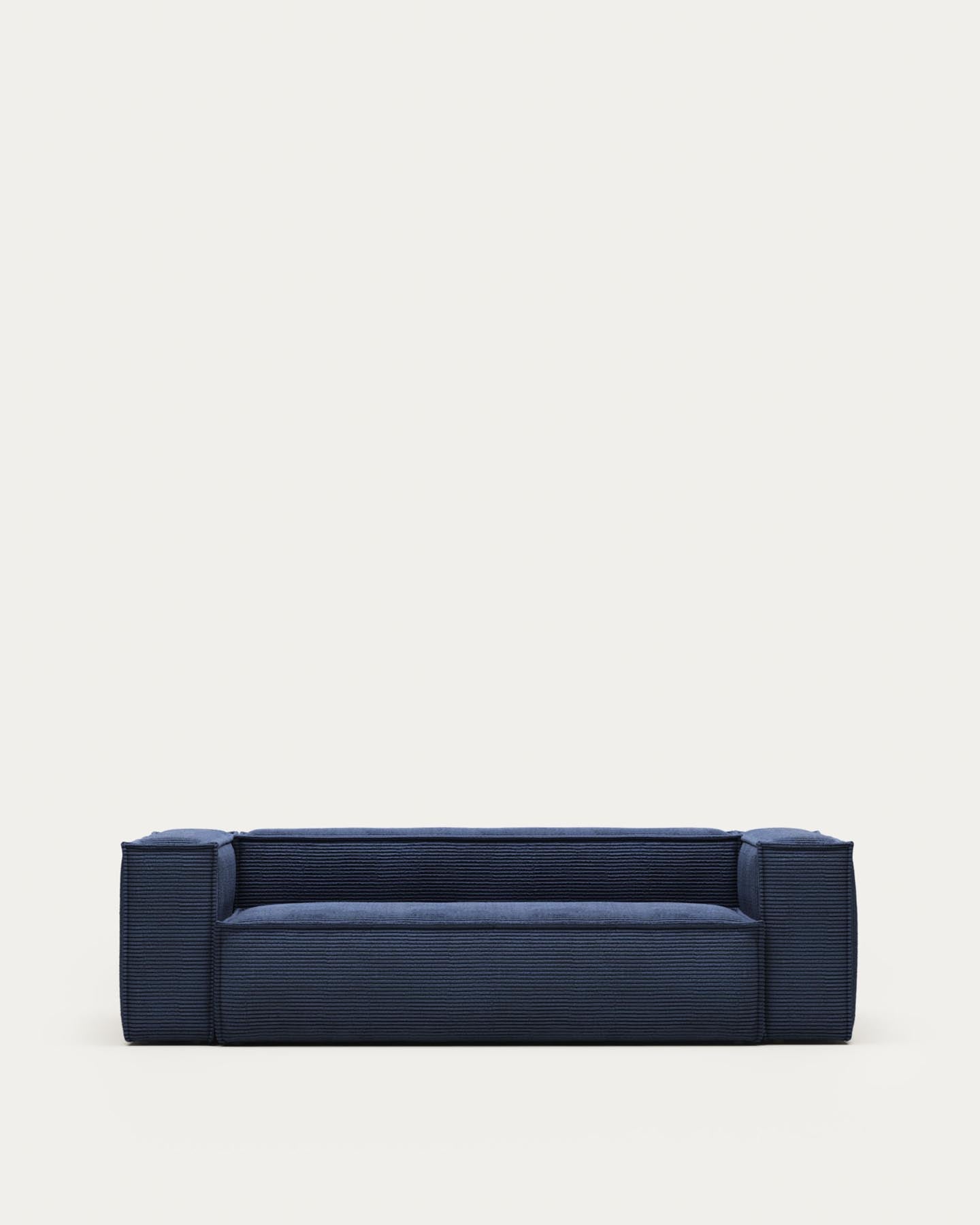 3-Sitzer-Sofa Blok, schwer entflammbar mit dickem, blauem Cord, 240 cm, FSC Mix Credit in Blau präsentiert im Onlineshop von KAQTU Design AG. 3er Sofa ist von Kave Home
