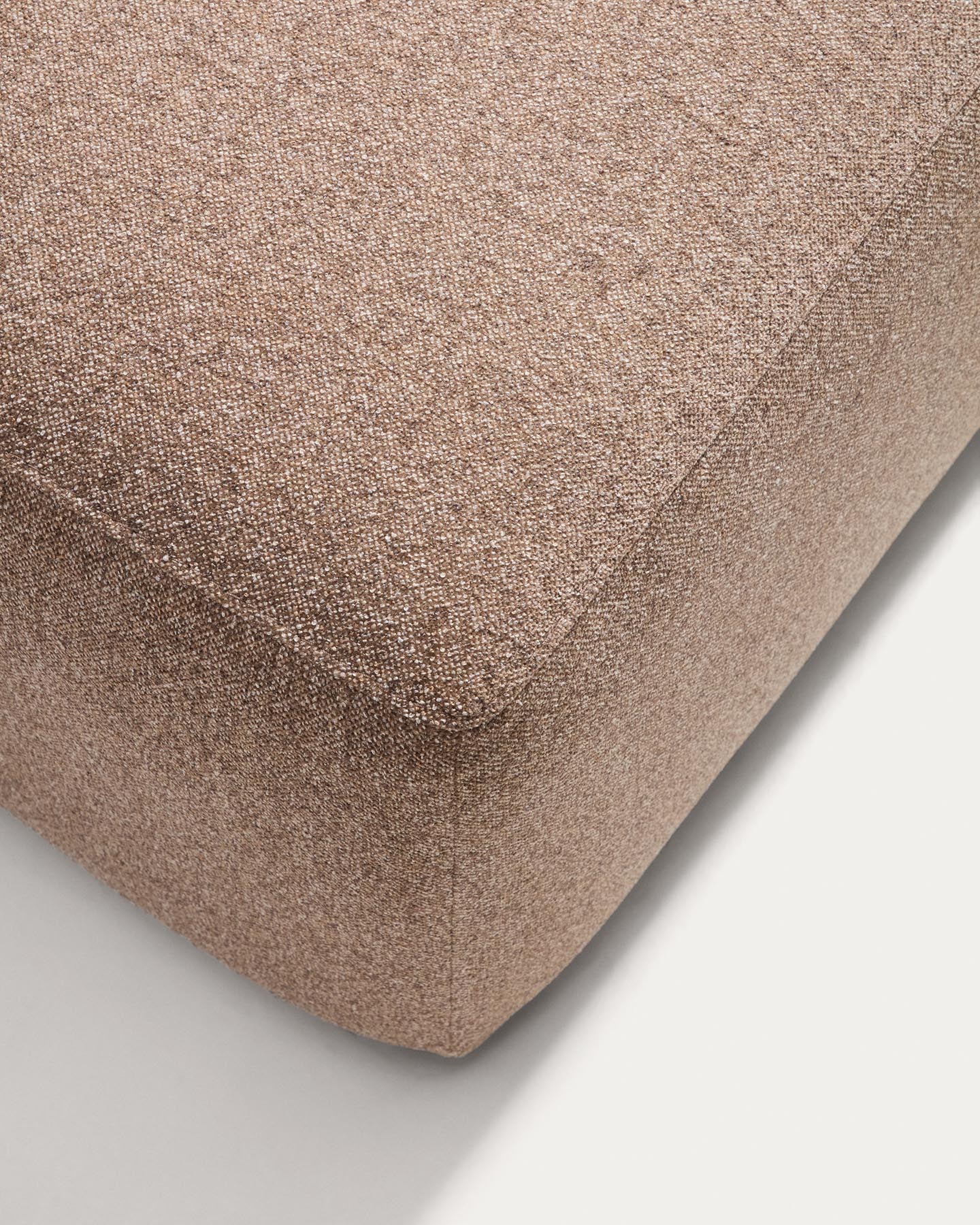 4-Sitzer-Sofa Blok in brauner Chenille, 380 cm, FSC Mix Credit in Taupe präsentiert im Onlineshop von KAQTU Design AG. 4er Sofa ist von Kave Home