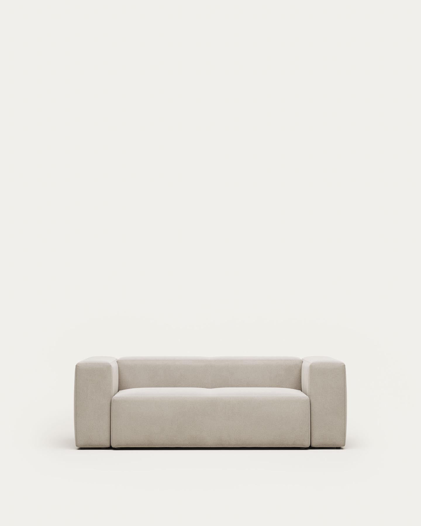 2-Sitzer-Sofa Blok, schwer entflammbar mit weisser Chenille, 210 cm in Grau präsentiert im Onlineshop von KAQTU Design AG. 2er Sofa ist von Kave Home