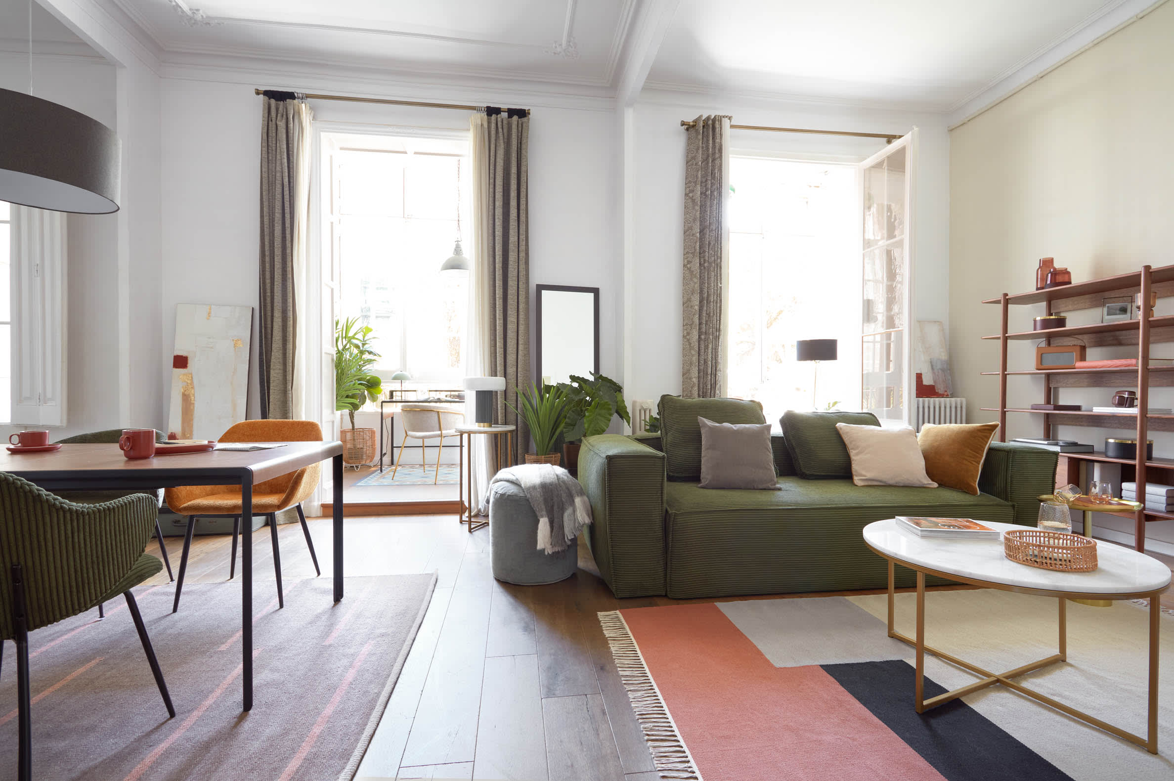 Modernes 2-Sitzer-Sofa aus grünem Cord, 210 cm breit, FSC-zertifiziert, von Kave Home. Komfort und Stil vereint.