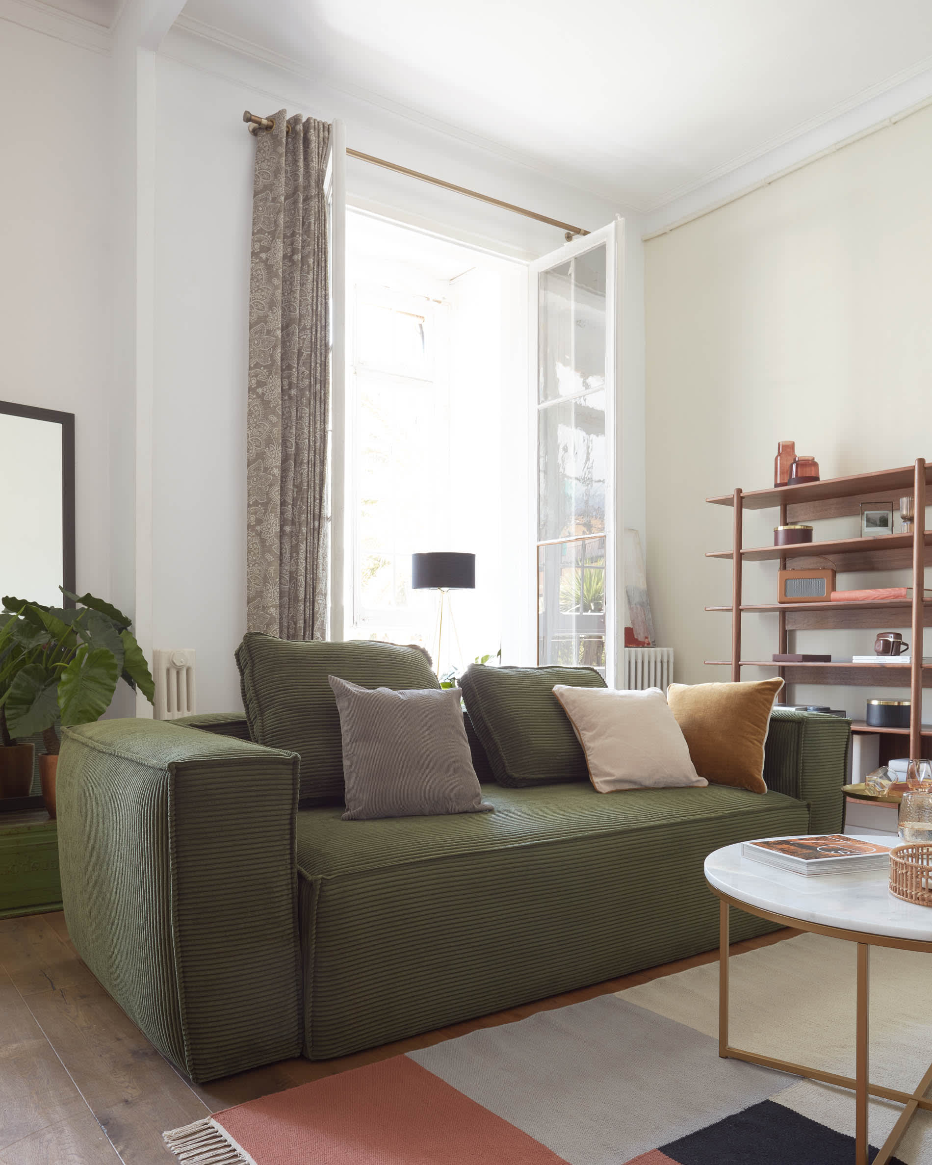 Stilvolles 2-Sitzer-Sofa aus grünem Cord, 210 cm breit, FSC-zertifiziert, von Kave Home. Komfort und Nachhaltigkeit.