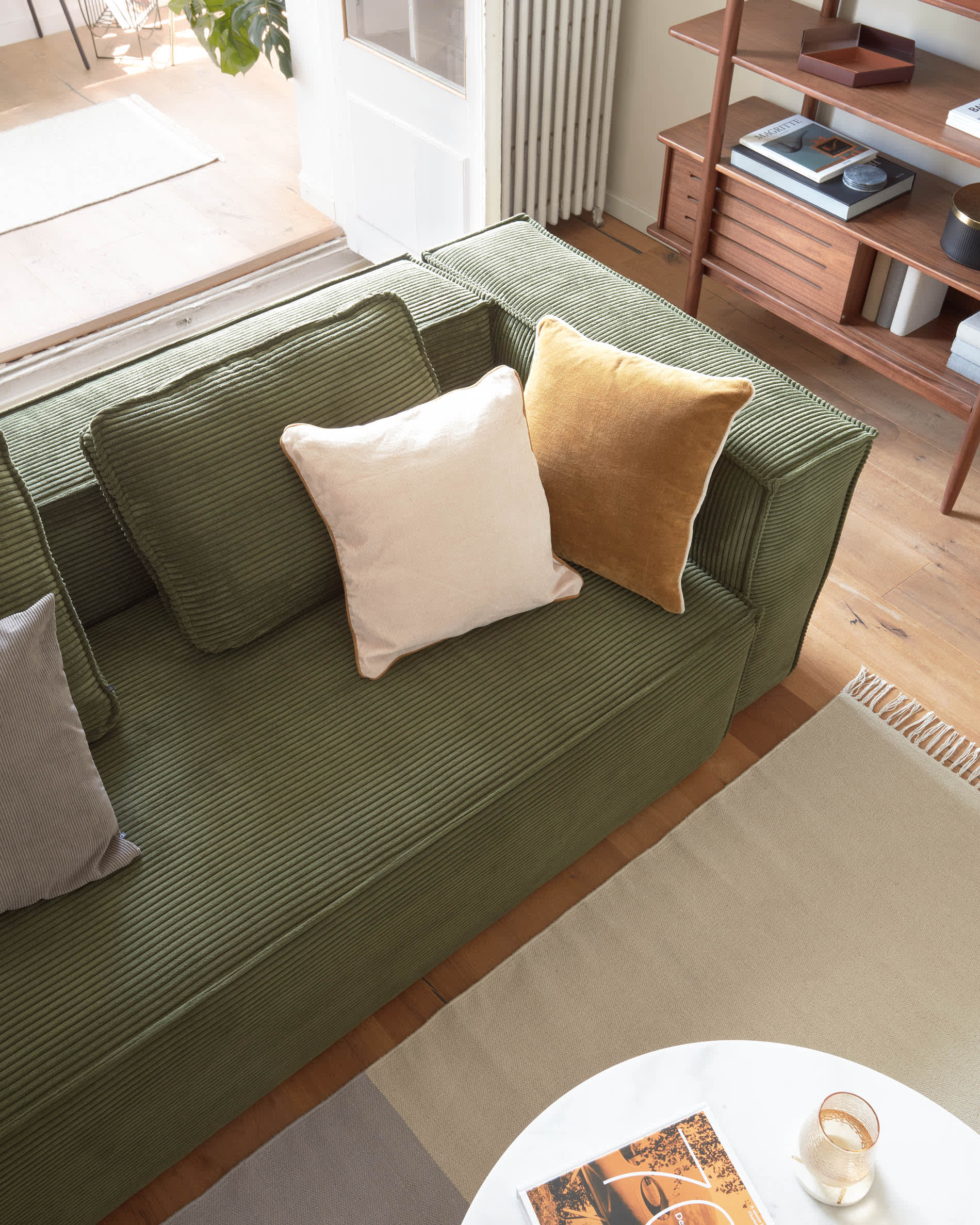 Elegantes 2-Sitzer-Sofa aus grünem Cordstoff, 210 cm breit, FSC-zertifiziert, von Kave Home. Modern und umweltfreundlich.