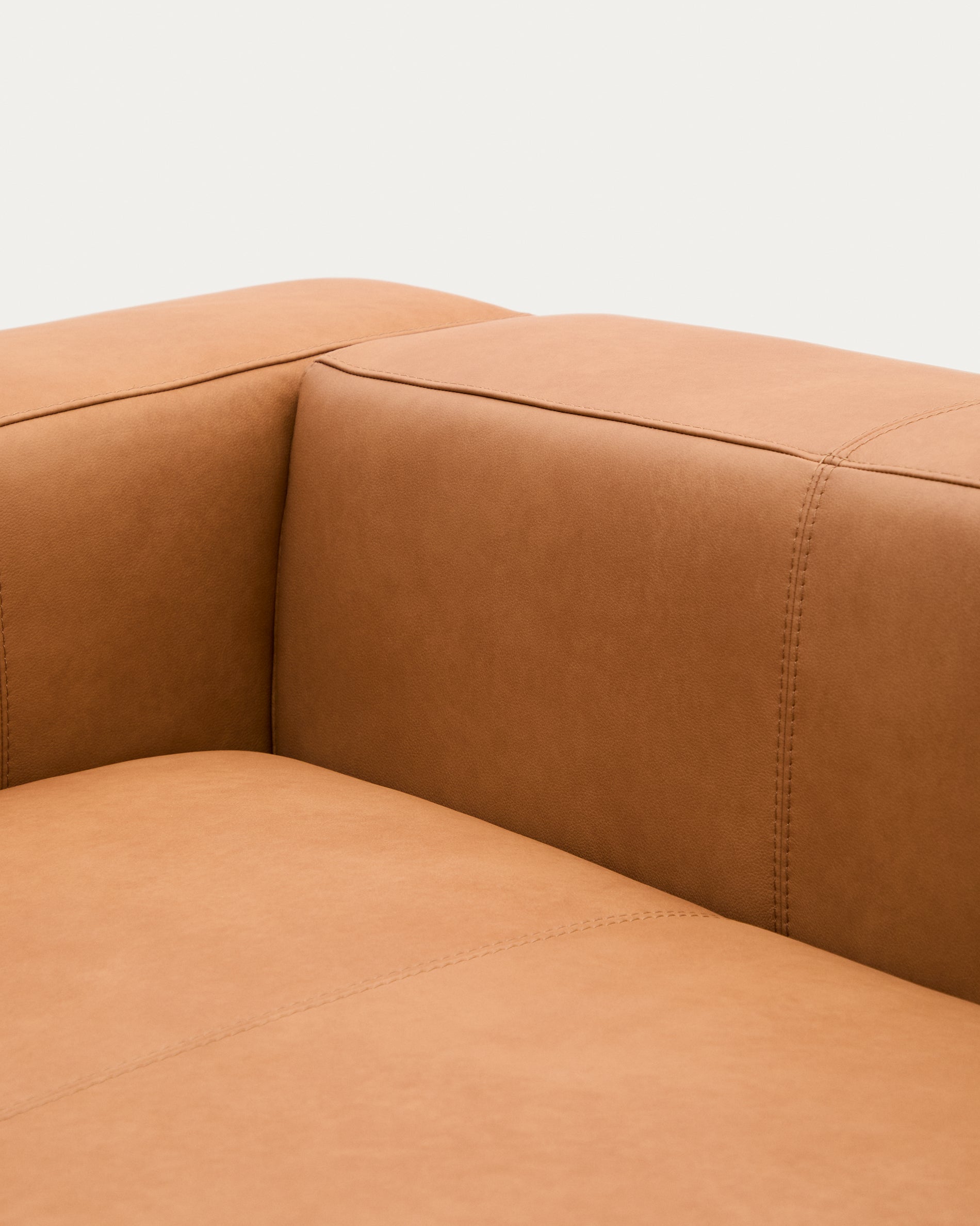 Sofa Blok aus braunem Leder 2-Sitzer 210 cm in Braun präsentiert im Onlineshop von KAQTU Design AG. 2er Sofa ist von Kave Home