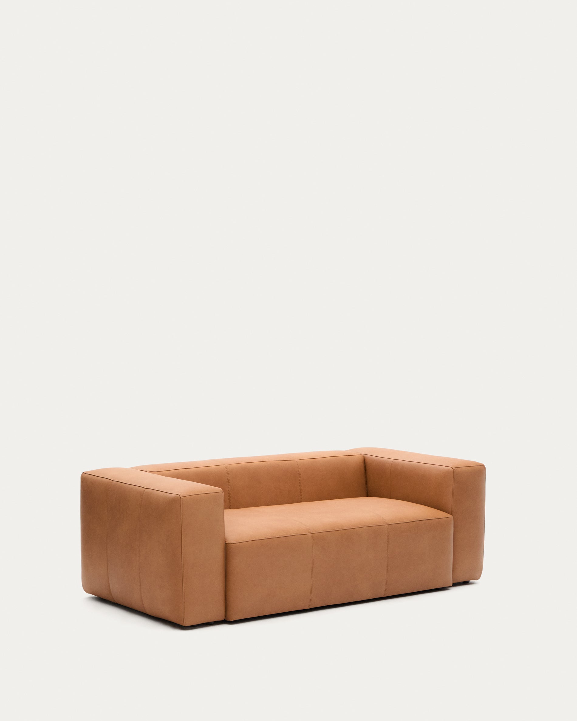 Sofa Blok aus braunem Leder 2-Sitzer 210 cm in Braun präsentiert im Onlineshop von KAQTU Design AG. 2er Sofa ist von Kave Home
