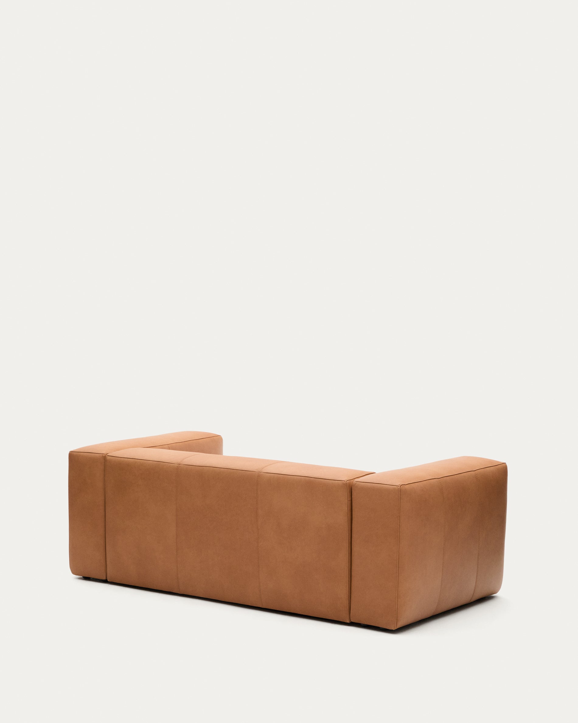 Sofa Blok aus braunem Leder 2-Sitzer 210 cm in Braun präsentiert im Onlineshop von KAQTU Design AG. 2er Sofa ist von Kave Home