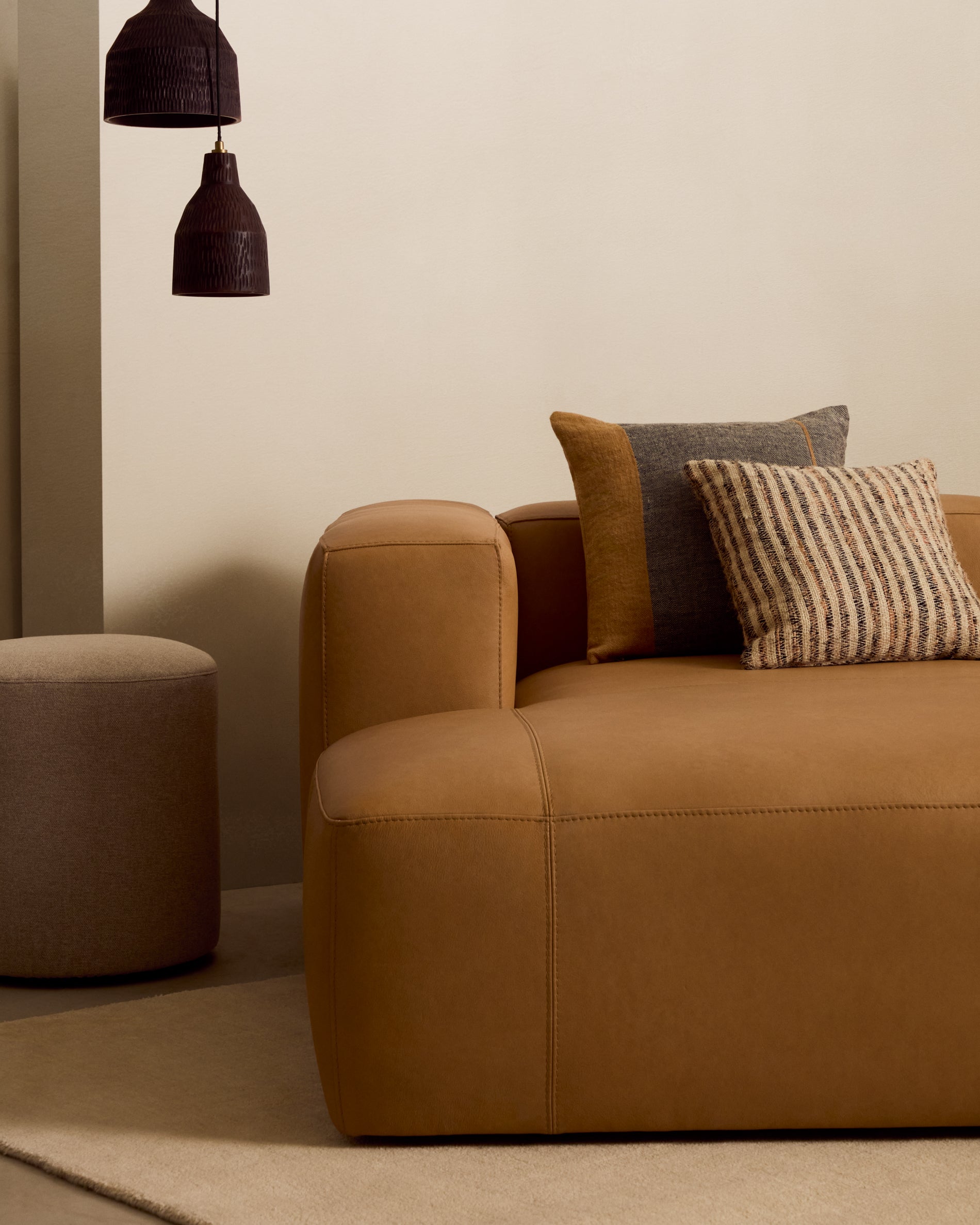 Sofa Blok aus braunem Leder 2-Sitzer 210 cm in Braun präsentiert im Onlineshop von KAQTU Design AG. 2er Sofa ist von Kave Home