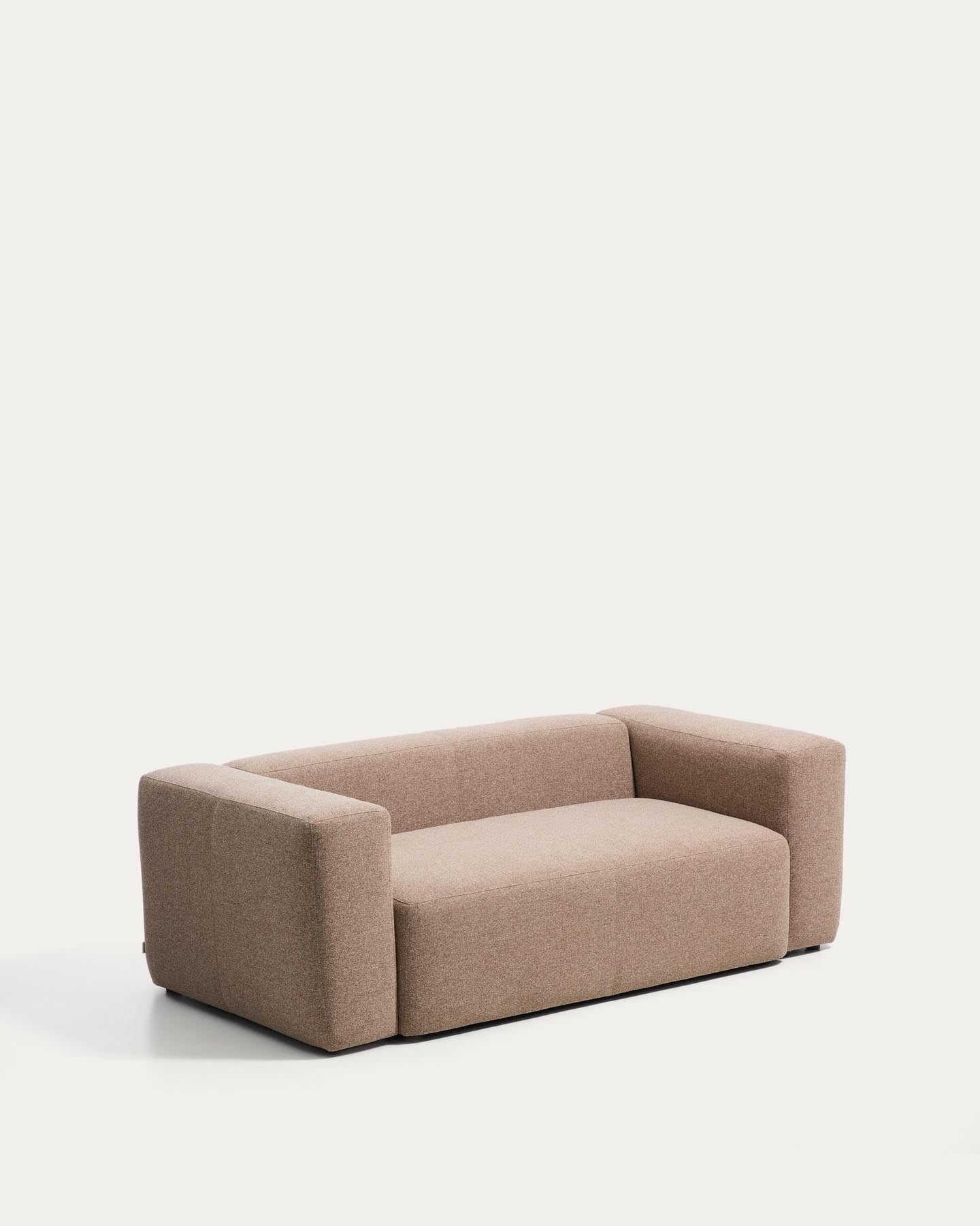 2-Sitzer-Sofa Blok in brauner Chenille, 210 cm, FSC Mix Credit in Taupe präsentiert im Onlineshop von KAQTU Design AG. 2er Sofa ist von Kave Home