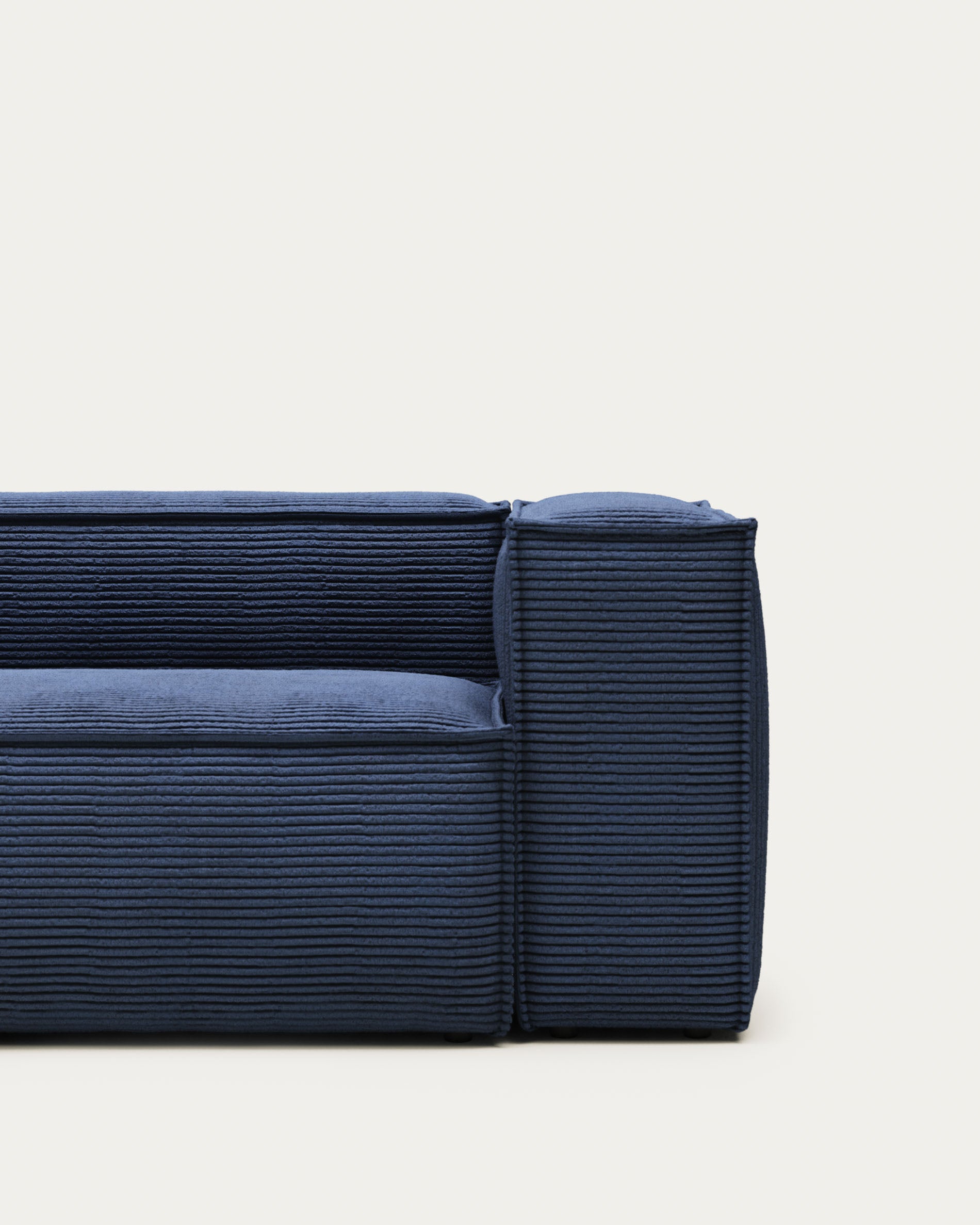 2-Sitzer-Sofa Blok, schwer entflammbar mit dickem, blauem Cord, 210 cm, FSC Mix Credit in Blau präsentiert im Onlineshop von KAQTU Design AG. 2er Sofa ist von Kave Home