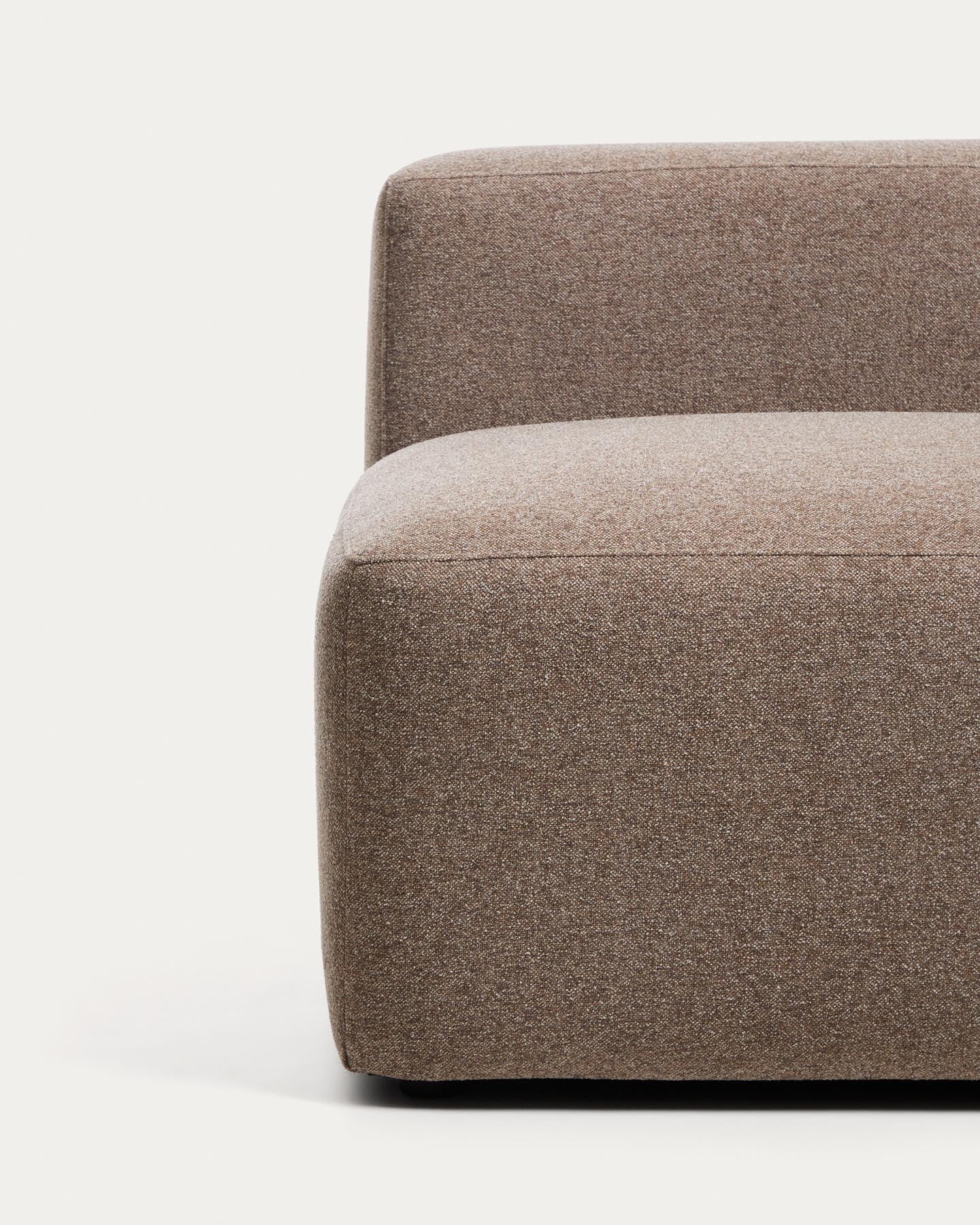 Sessel Blok in brauner Chenille, 90 cm, FSC Mix Credit in Taupe präsentiert im Onlineshop von KAQTU Design AG. Pouf ist von Kave Home