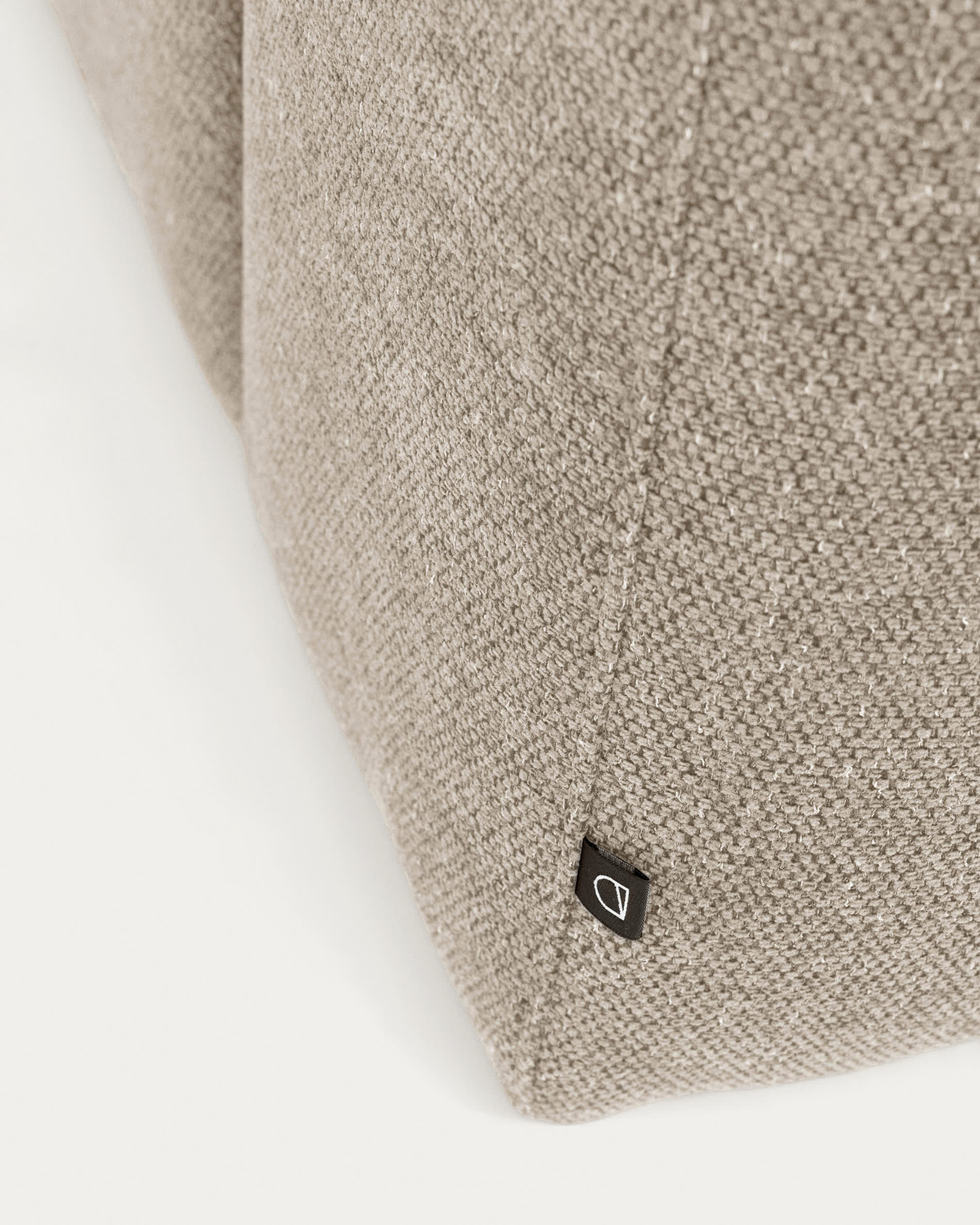 Beiges 4-Sitzer-Sofa mit linksseitiger Chaiselongue, 330 cm, stilvolles Design, langlebige Chenille-Polsterung, nachhaltig von Kave Home.