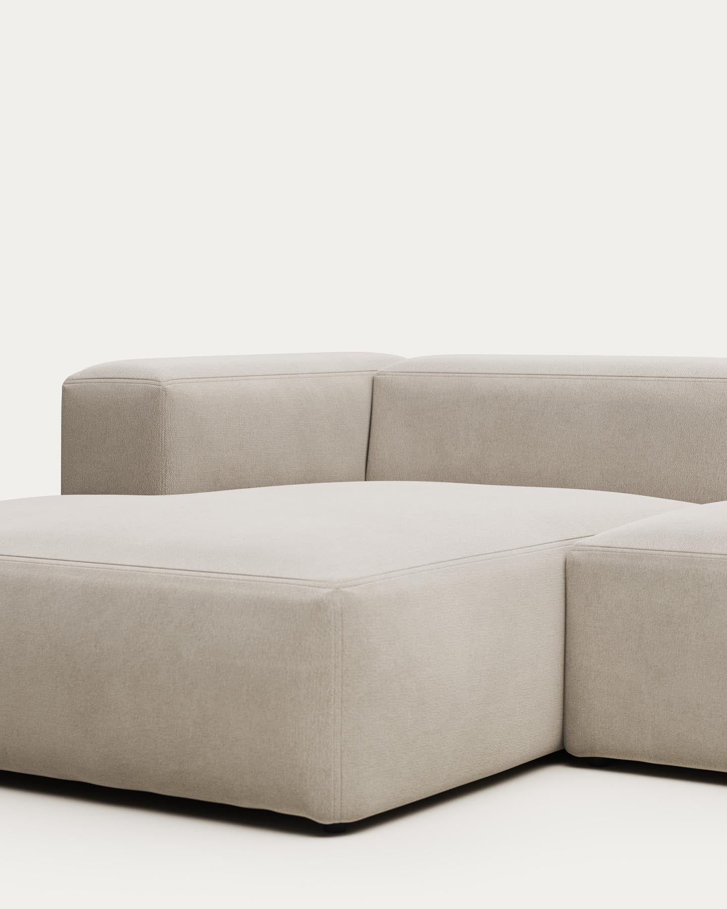 4-Sitzer-Sofa Blok mit Chaiselongue links, schwer entflammbar mit weisser Chenille, 330 cm in Grau präsentiert im Onlineshop von KAQTU Design AG. 4er Sofa ist von Kave Home