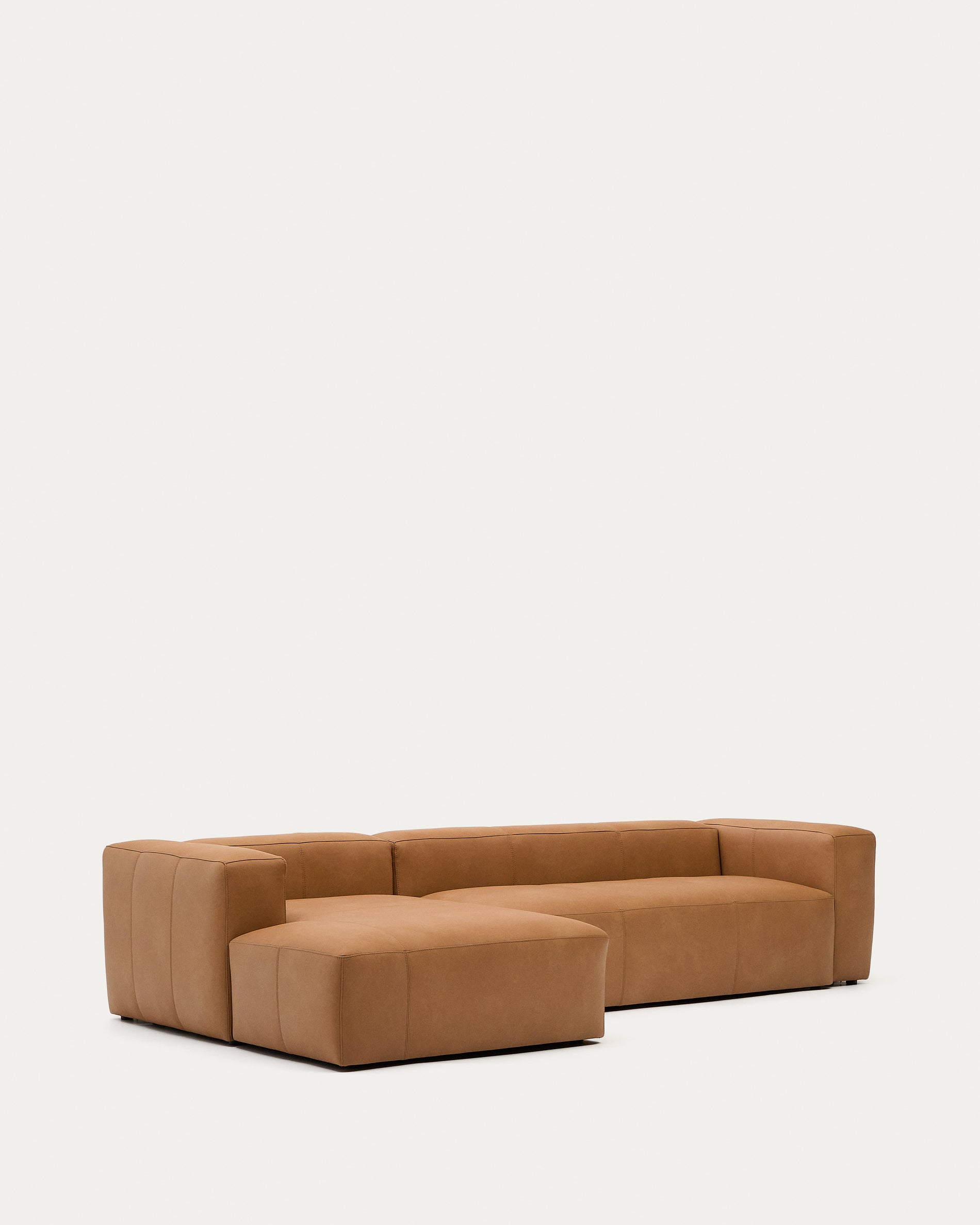 Sofa Blok aus braunem Leder 4-Sitzer Chaiselongue links 330 cm in Braun präsentiert im Onlineshop von KAQTU Design AG. 4er Sofa ist von Kave Home