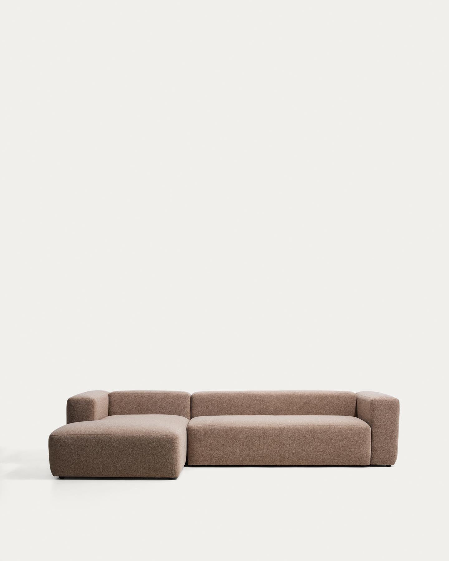 4-Sitzer-Sofa Blok mit Chaiselongue links in brauner Chenille, 330 cm, FSC Mix Credit in Taupe präsentiert im Onlineshop von KAQTU Design AG. L-Sofa links ist von Kave Home