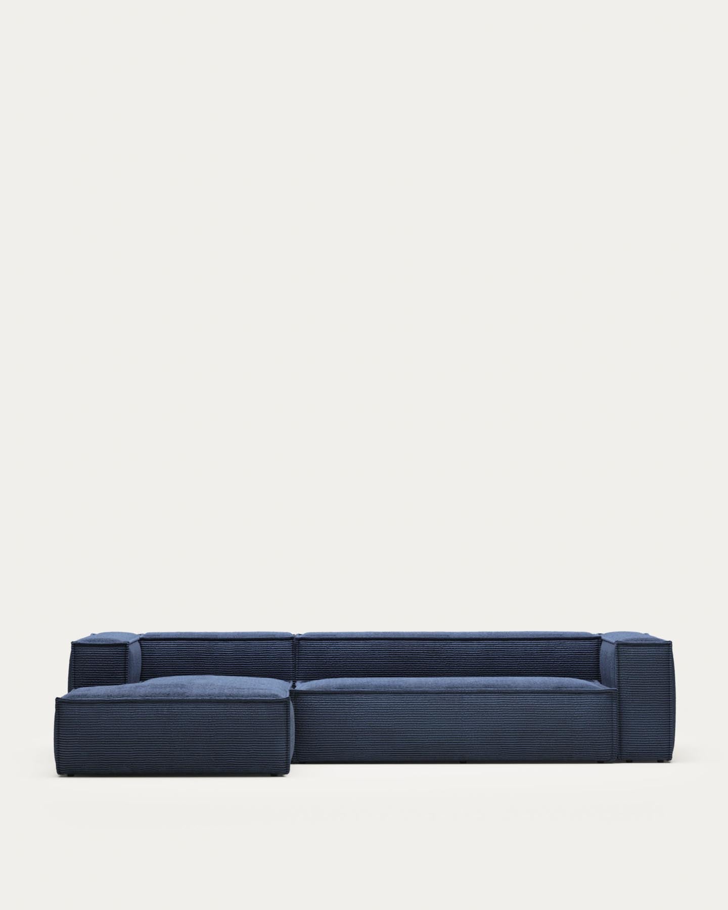 Blok 4-Sitzer-Sofa mit Chaiselongue links breiter Cord blau 330 cm FR in Blau präsentiert im Onlineshop von KAQTU Design AG. 4er Sofa ist von Kave Home