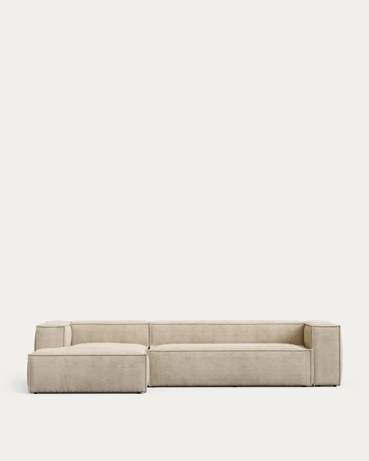 4-Sitzer-Sofa Blok schwer entflammbar mit Chaiselongue links und dickem Cord in Ecru 330 cm FSC Mix Credit in Ecru präsentiert im Onlineshop von KAQTU Design AG. L-Sofa links ist von Kave Home