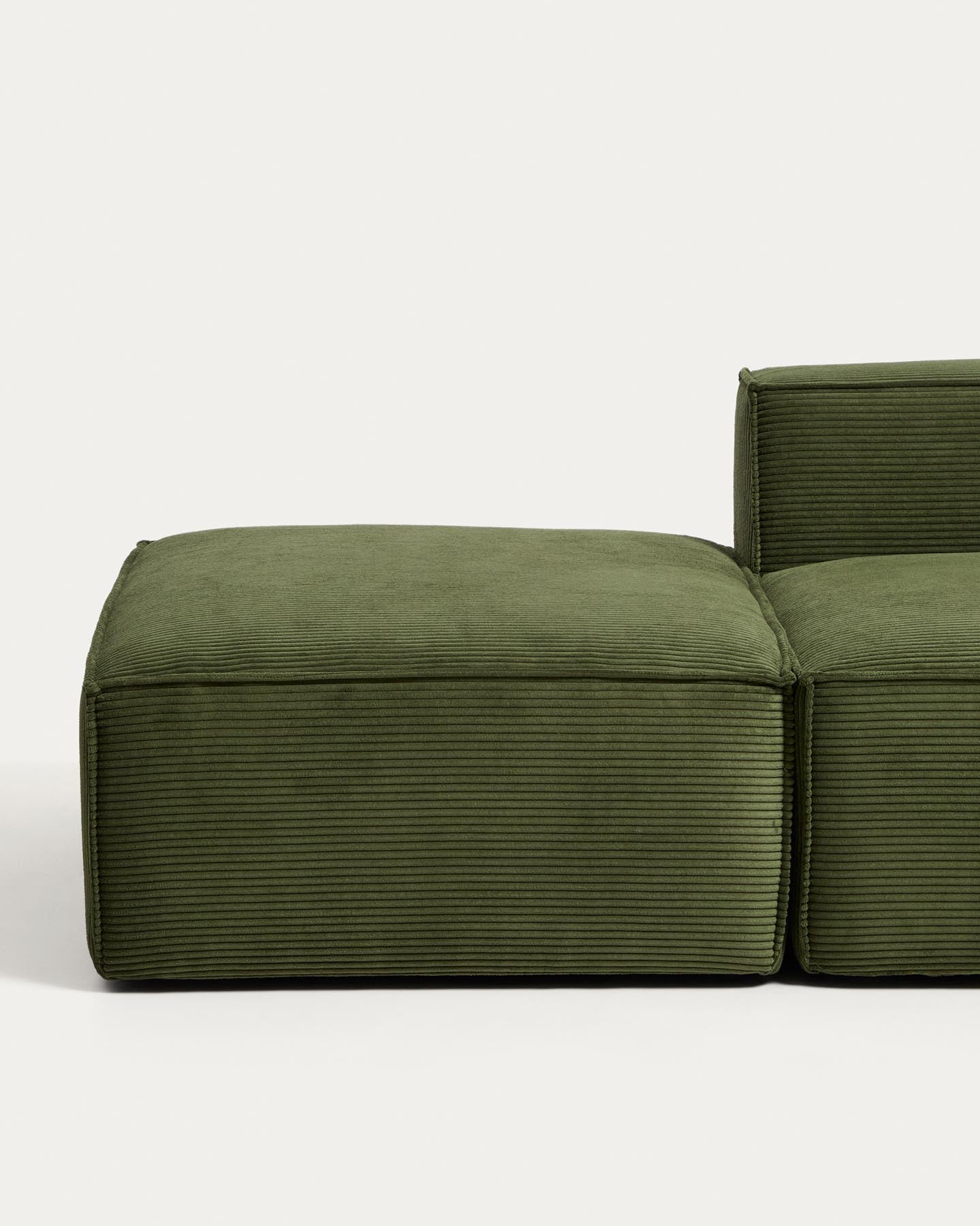 3-Sitzer-Sofa Blok mit Pouf-Randmodul in grobem grünem Cord, 270 cm, FSC Mix Credit in Grün präsentiert im Onlineshop von KAQTU Design AG. 3er Sofa ist von Kave Home