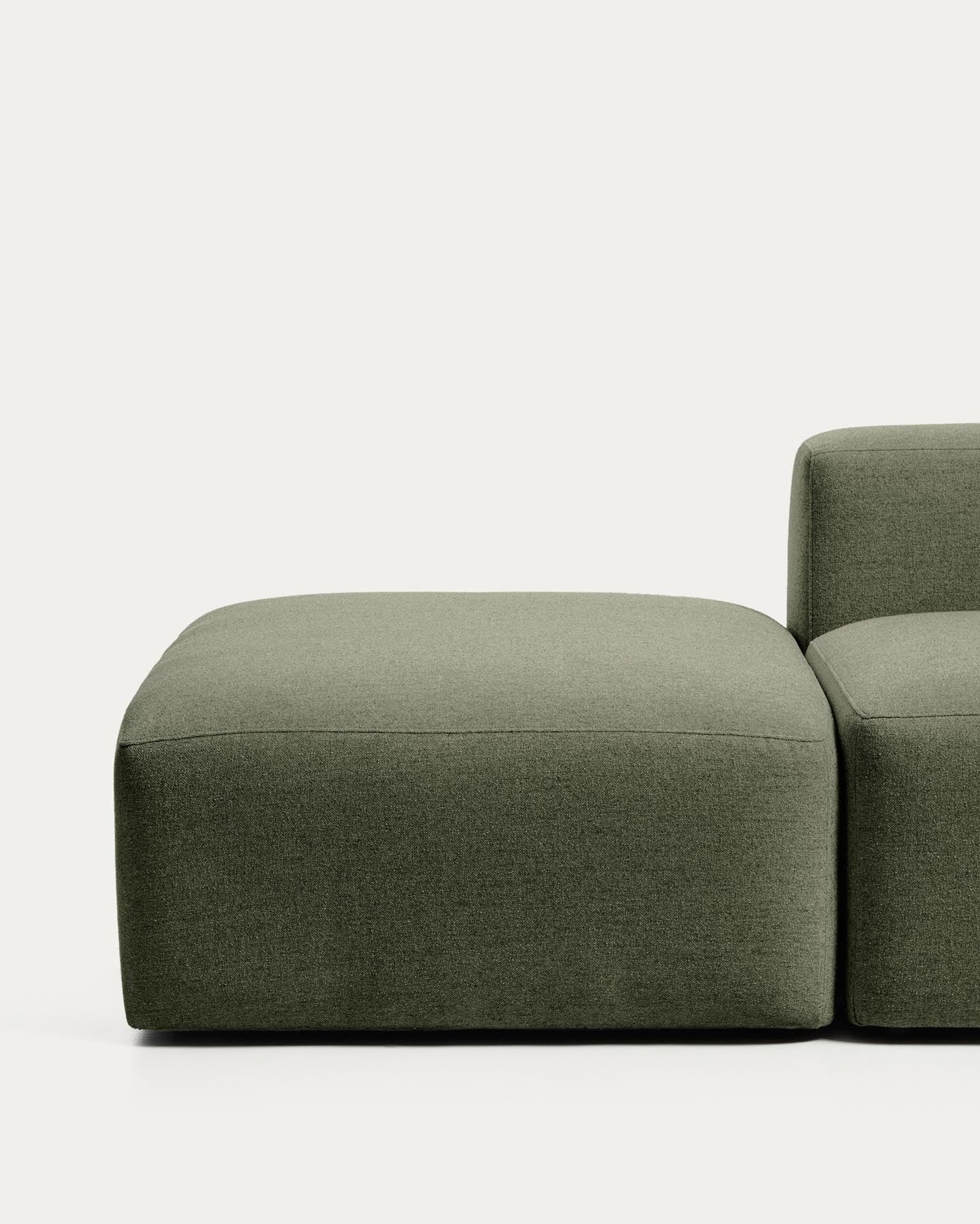 3-Sitzer-Sofa Blok mit Pouf-Randmodul in moosgrüner Chenille, 270 cm, FSC Mix Credit in Grün präsentiert im Onlineshop von KAQTU Design AG. 3er Sofa ist von Kave Home