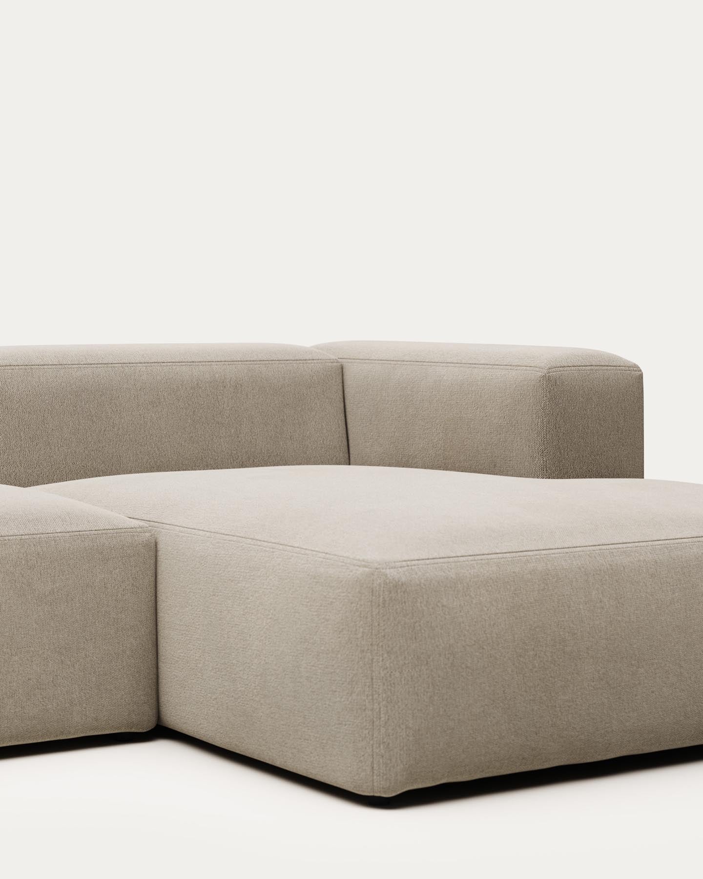 4-Sitzer-Sofa Blok mit Chaiselongue rechts, schwer entflammbar mit beiger Chenille, 330 cm in Beige präsentiert im Onlineshop von KAQTU Design AG. 4er Sofa ist von Kave Home