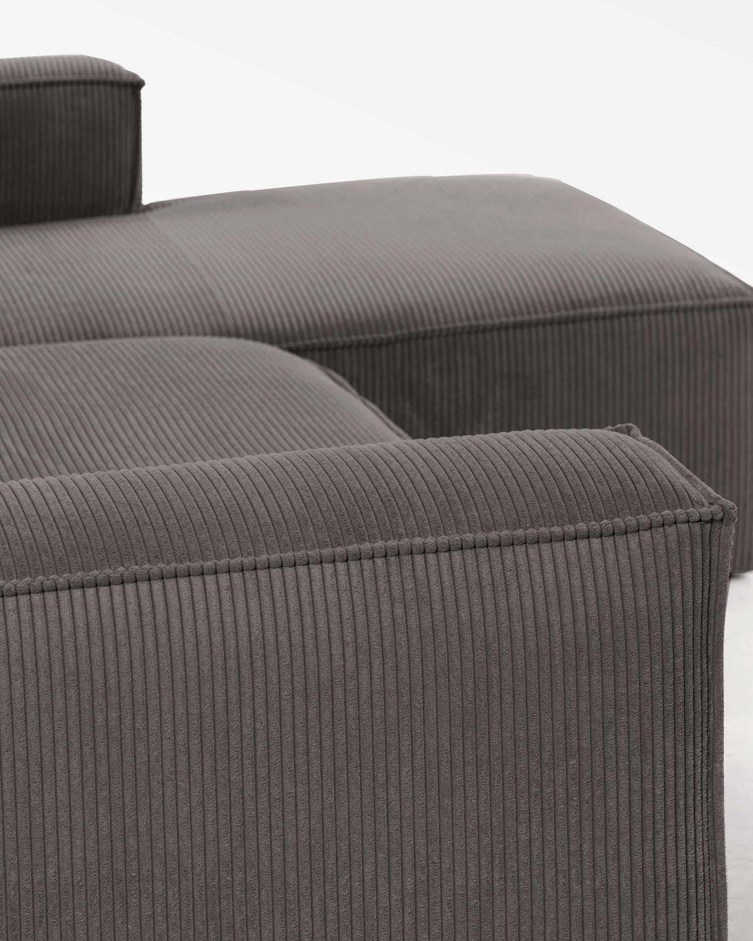 Erleben Sie das elegante 4-Sitzer-Sofa Blok mit Chaiselongue rechts. Dickes Cord und nachhaltige Materialien bieten höchsten Komfort und zeitloses Design.