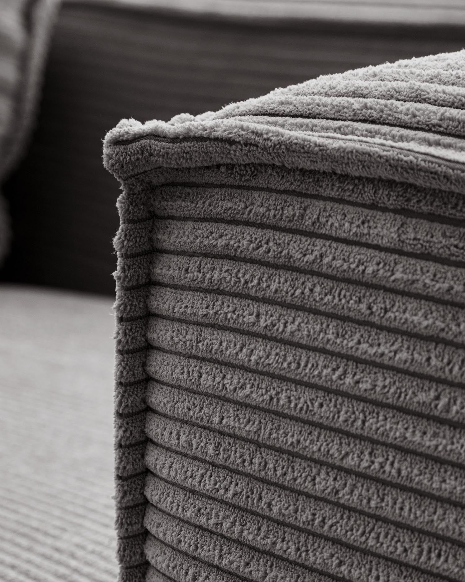 Entdecken Sie das stilvolle 4-Sitzer-Sofa Blok mit Chaiselongue rechts. Hochwertiger Cordstoff und nachhaltige Materialien vereinen Komfort und Eleganz.