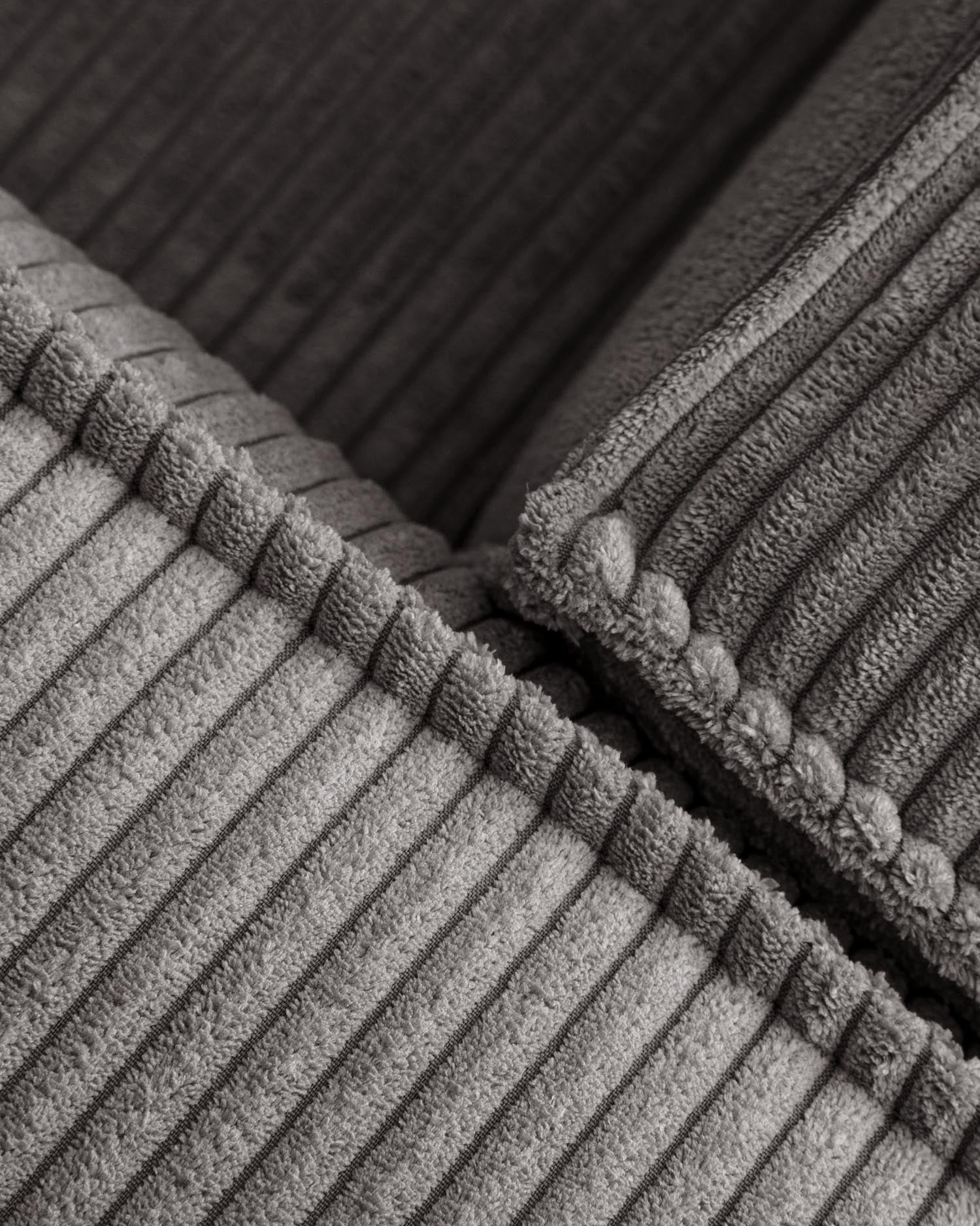 Erleben Sie das elegante 4-Sitzer-Sofa Blok mit Chaiselongue rechts. Dickes Cord und nachhaltige Materialien bieten höchsten Komfort und zeitloses Design.