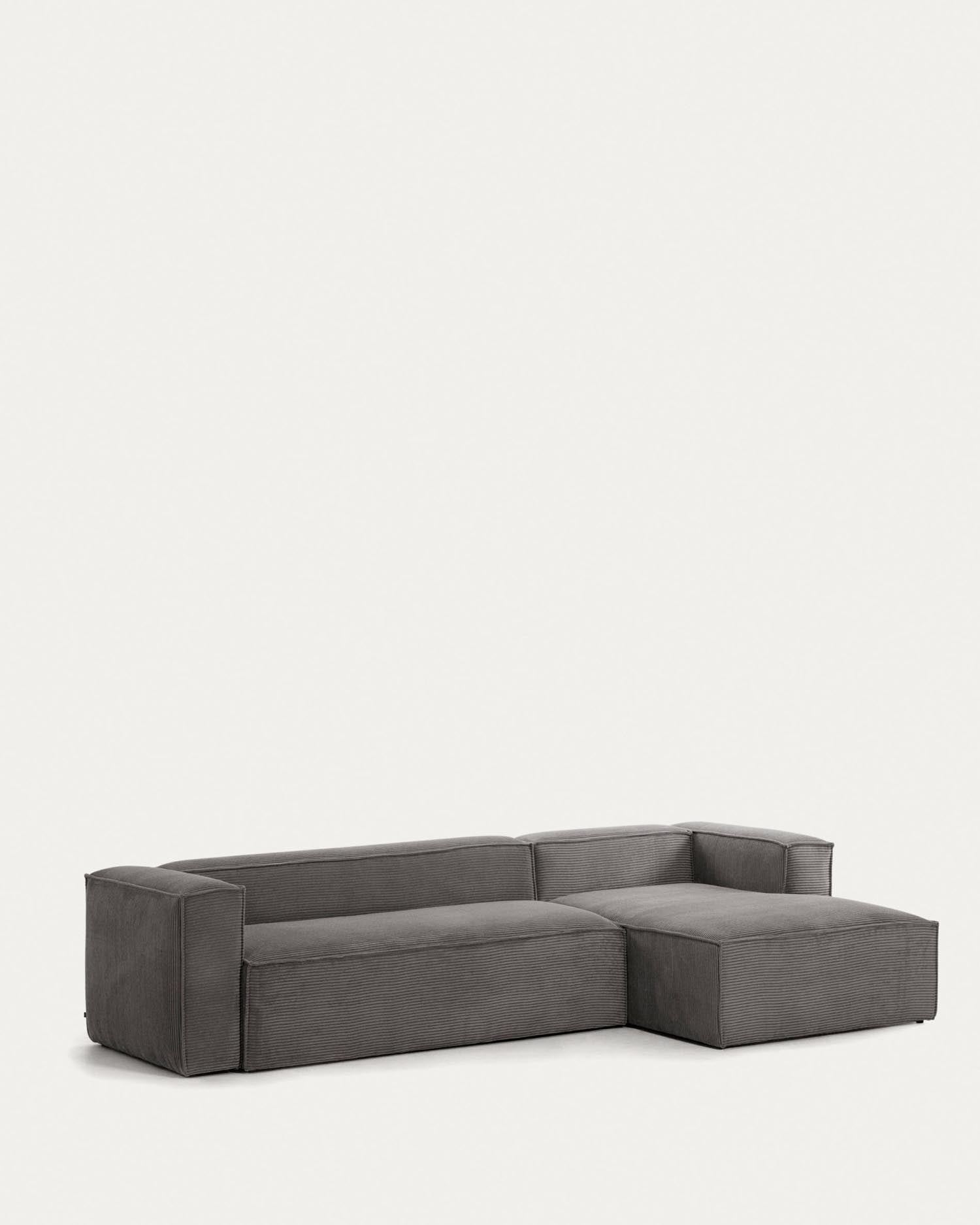 Erleben Sie das stilvolle 4-Sitzer-Sofa Blok mit Chaiselongue rechts aus grauem Cord. Perfekte Kombination aus Eleganz und Komfort für Ihr Zuhause.