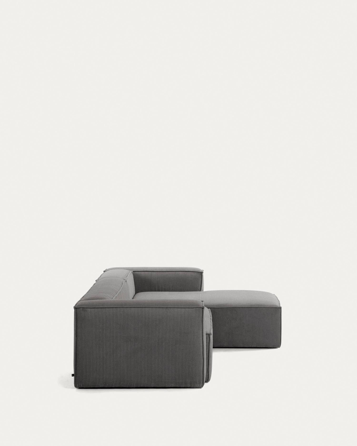 Entdecken Sie das 4-Sitzer-Sofa Blok mit Chaiselongue rechts in grauem Cord. Stilvolles Design und erstklassiger Komfort für Ihr Wohnzimmer.