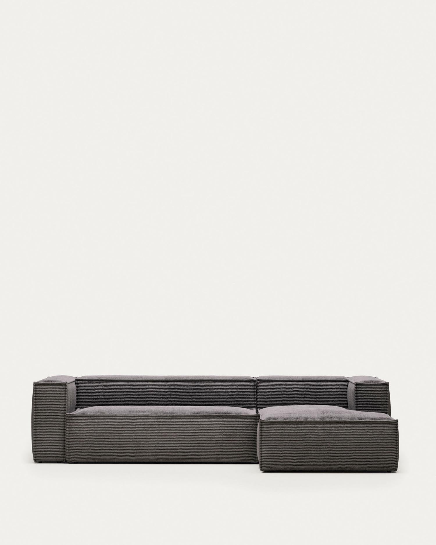 Erleben Sie das elegante 4-Sitzer-Sofa Blok mit Chaiselongue rechts. Dickes, graues Cord und nachhaltige Materialien bieten höchsten Komfort und Stil.