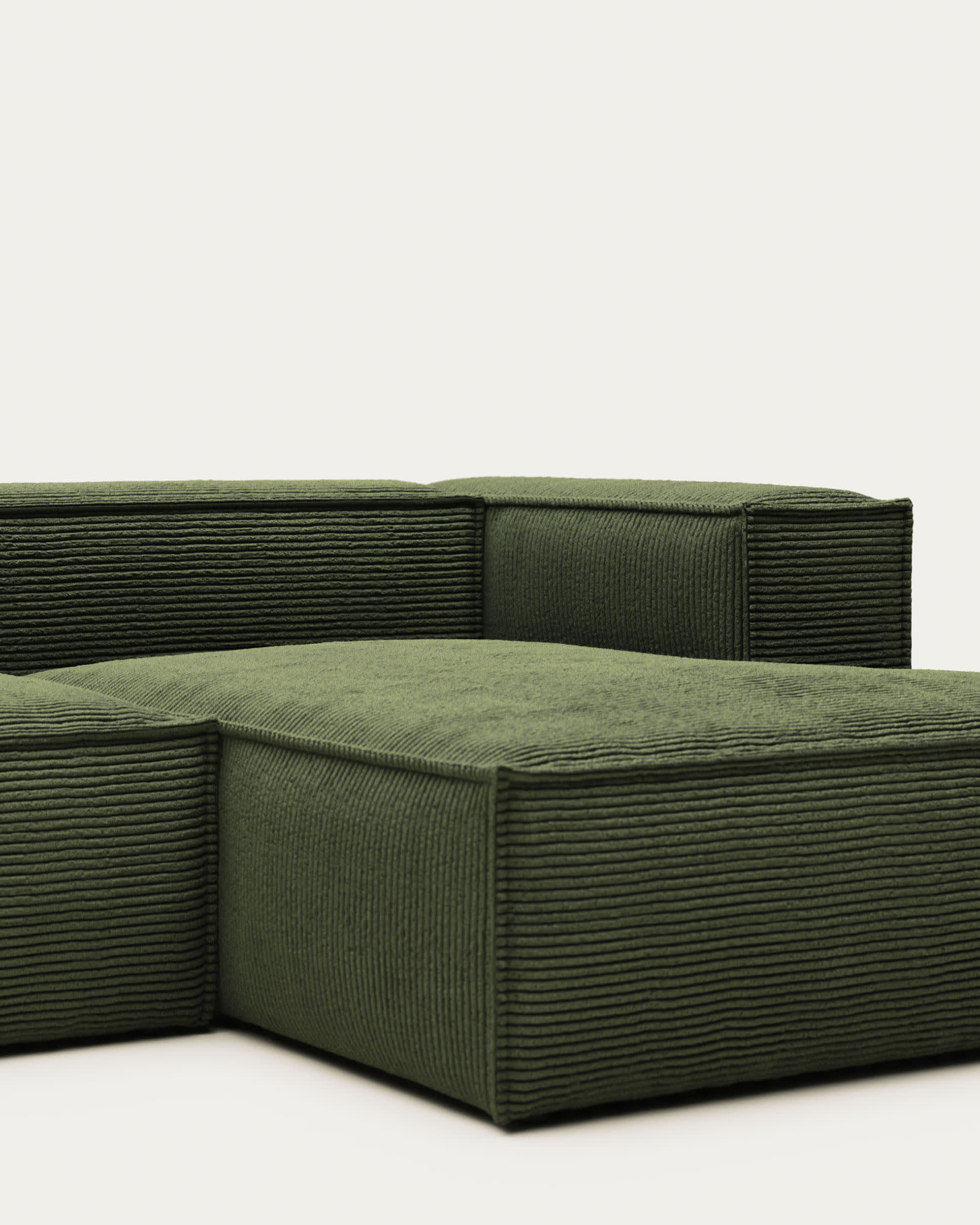 Geräumiges 4-Sitzer-Sofa mit rechter Chaiselongue, stilvollem, grünem Cord, 330 cm, nachhaltig produziert von Kave Home.