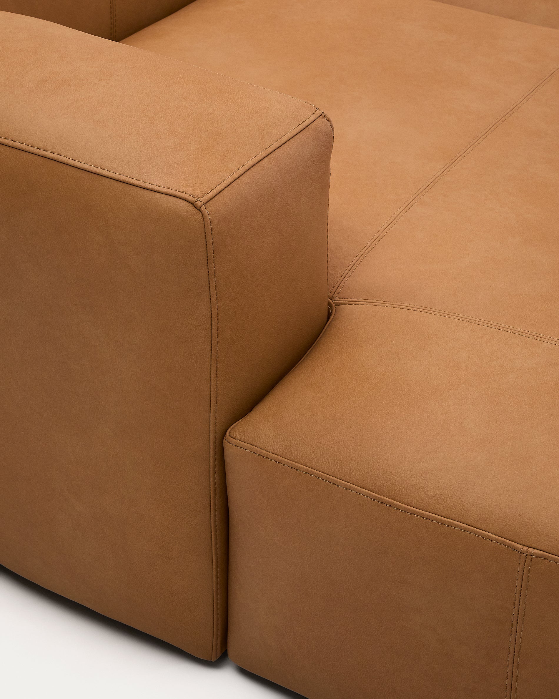 Stilvolles 4-Sitzer Sofa Blok aus hochwertigem braunem Leder mit rechter Chaiselongue, perfekt für moderne Wohnkonzepte. Maße: 330 cm.