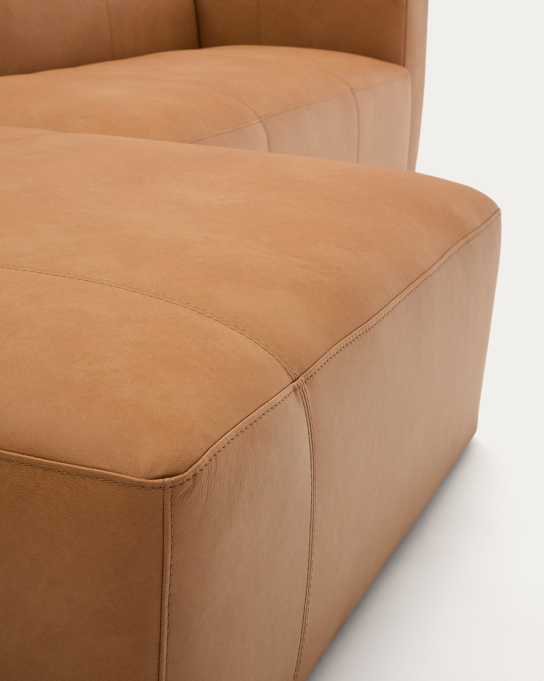Stilvolles 4-Sitzer Sofa Blok aus hochwertigem braunem Leder mit rechter Chaiselongue, perfekt für moderne Wohnkonzepte. Maße: 330 cm.