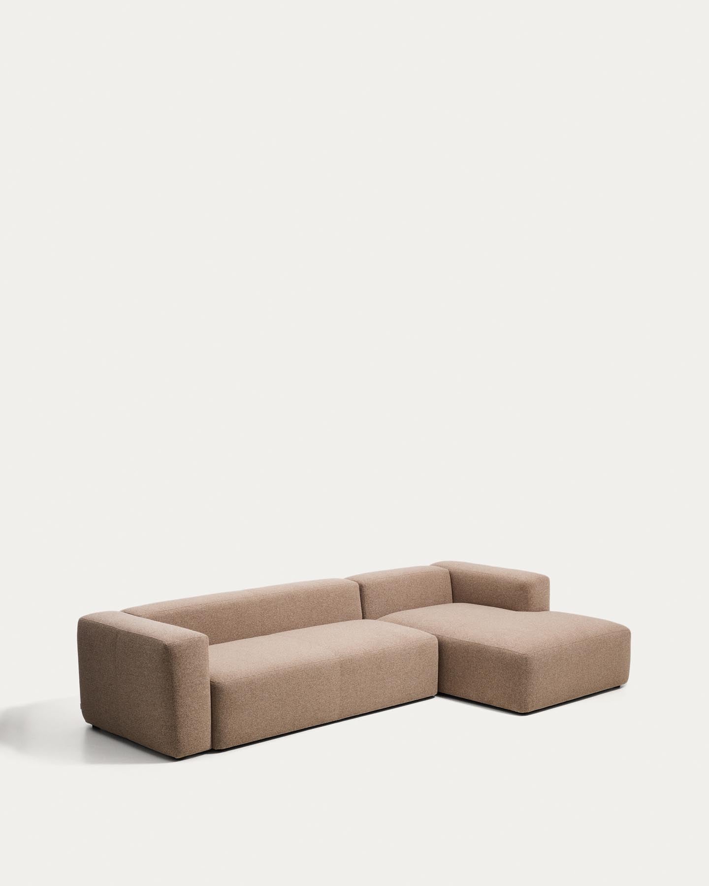 4-Sitzer-Sofa Blok mit Chaiselongue rechts in brauner Chenille, 330 cm, FSC Mix Credit in Taupe präsentiert im Onlineshop von KAQTU Design AG. L-Sofa rechts ist von Kave Home