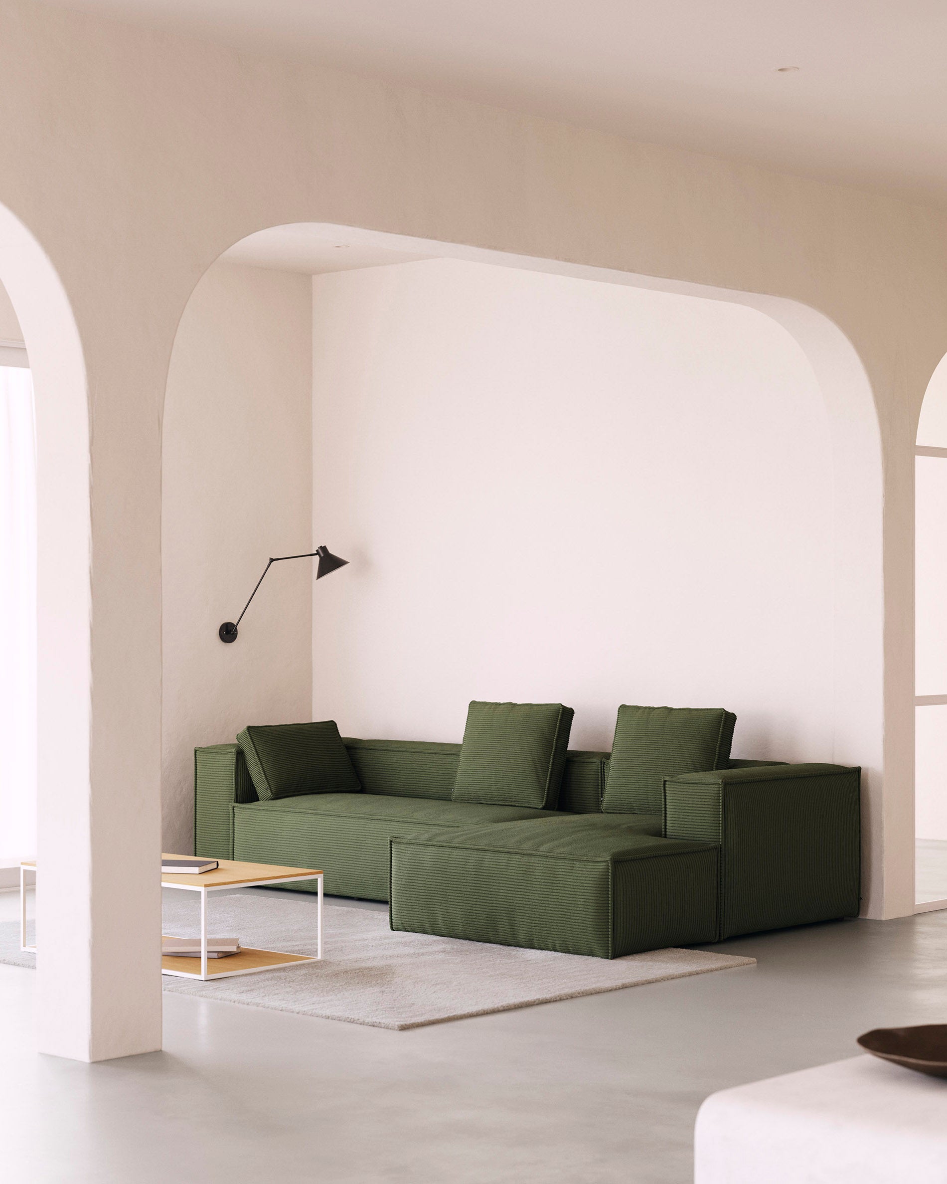 4-Sitzer-Sofa Blok mit Chaiselongue rechts, schwer entflammbar mit dickem, grünen Cord, 330 cm, FSC Mix Credit in Grün präsentiert im Onlineshop von KAQTU Design AG. 4er Sofa ist von Kave Home